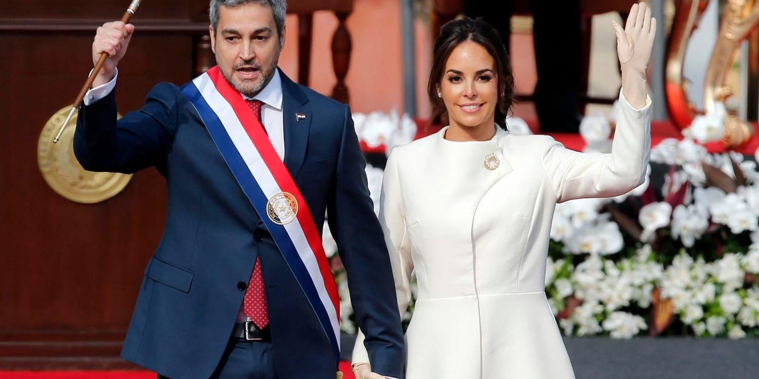 Paraguays president Mario Abdo Benitez med sin fru Silvana Lopez efter att ha svurit eden.