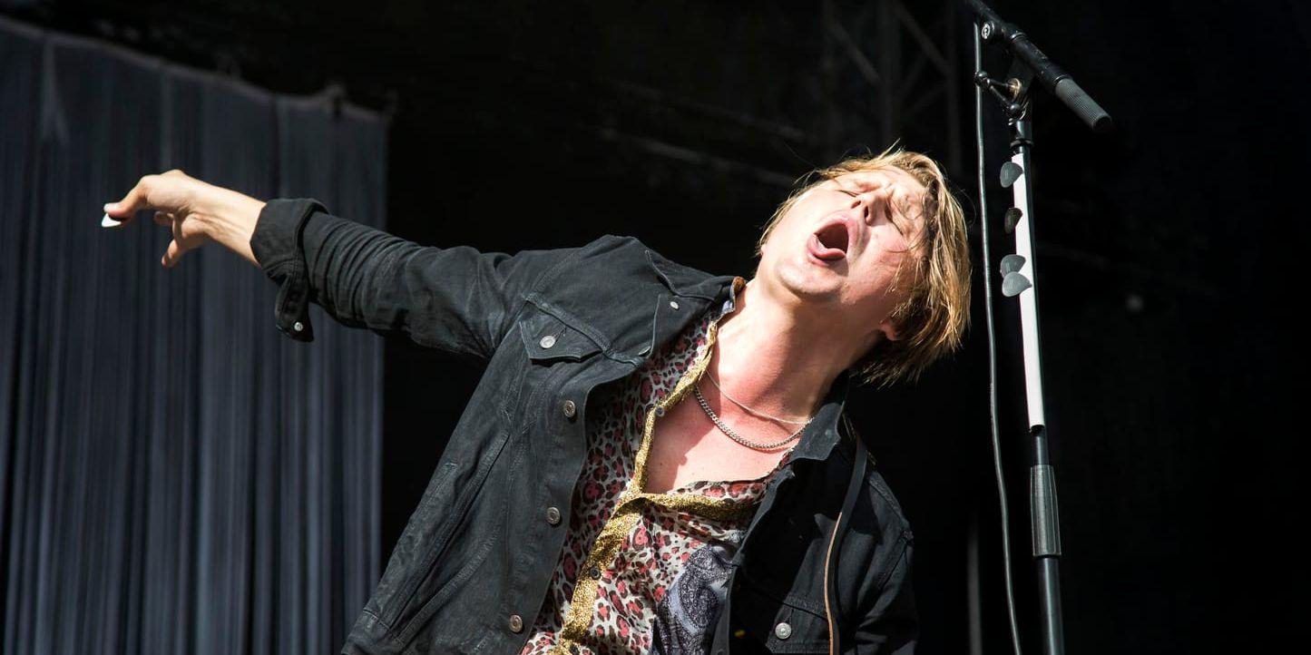 Markus Krunegård inledde lördagens festivalspelning med "Ben kött och känsler".