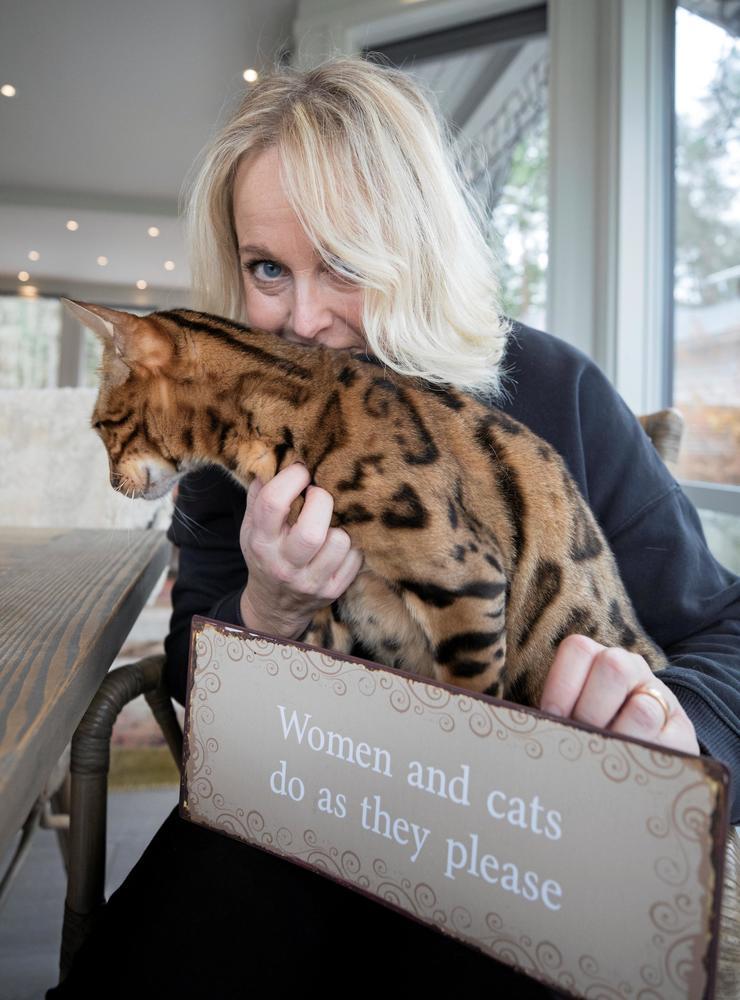 ”Min man säger att jag bara blir mer och mer kattmänniska med åren. Jag slutar troligtvis som en ’crazy cat lady’”, säger Annika Andersson Korenado.