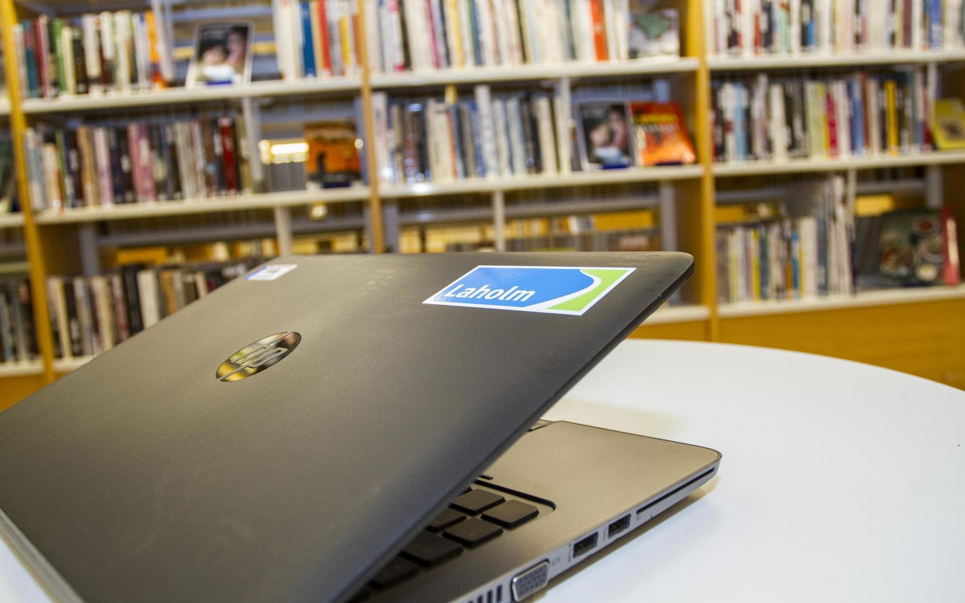 Från och med på måndag ska det gå att låna hem en dator från biblioteket i Laholm. Möjligheten ges till alla som går på kommunens vuxenutbildningar.