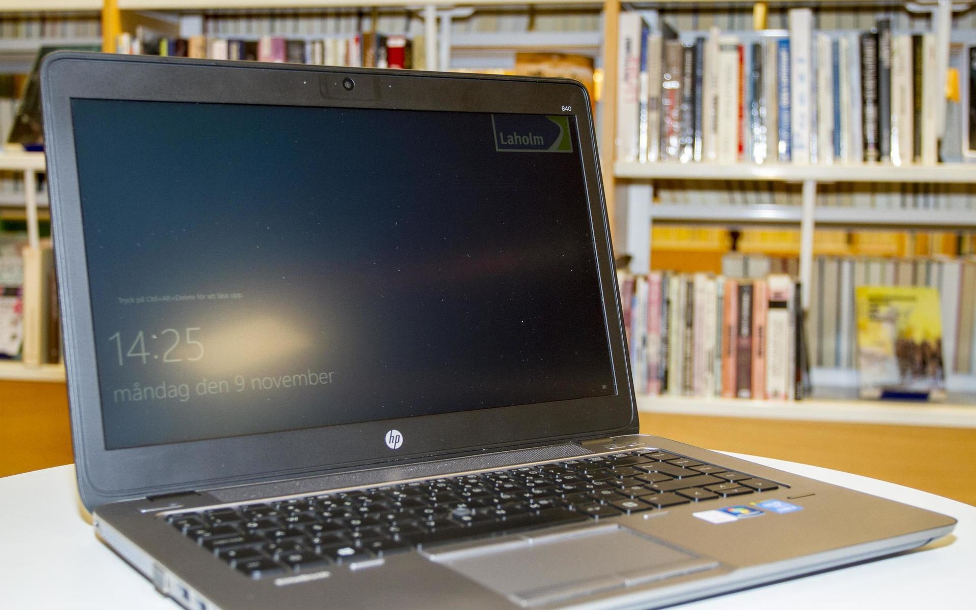 Stadsbiblioteket i Laholm ska börja låna ut bärbara datorer till vuxenutbildningens elever.