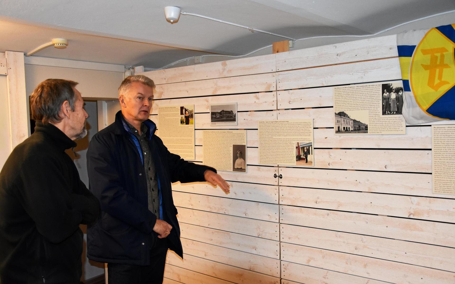 Peter Larsson, näringslivschef Laholm kommun, och Nils Danred, Gamla Laholm, visade upp utställningen för HP.