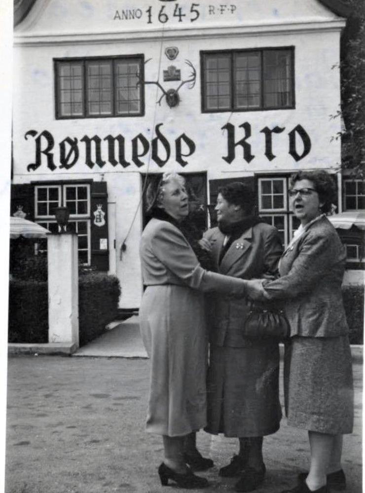 Gerda Romberg och Agnes Ekwall, två entreprenörer som är med i utställningen, fotade vid en bilsemester i Tyskland. Bilden är en del av utställningen.