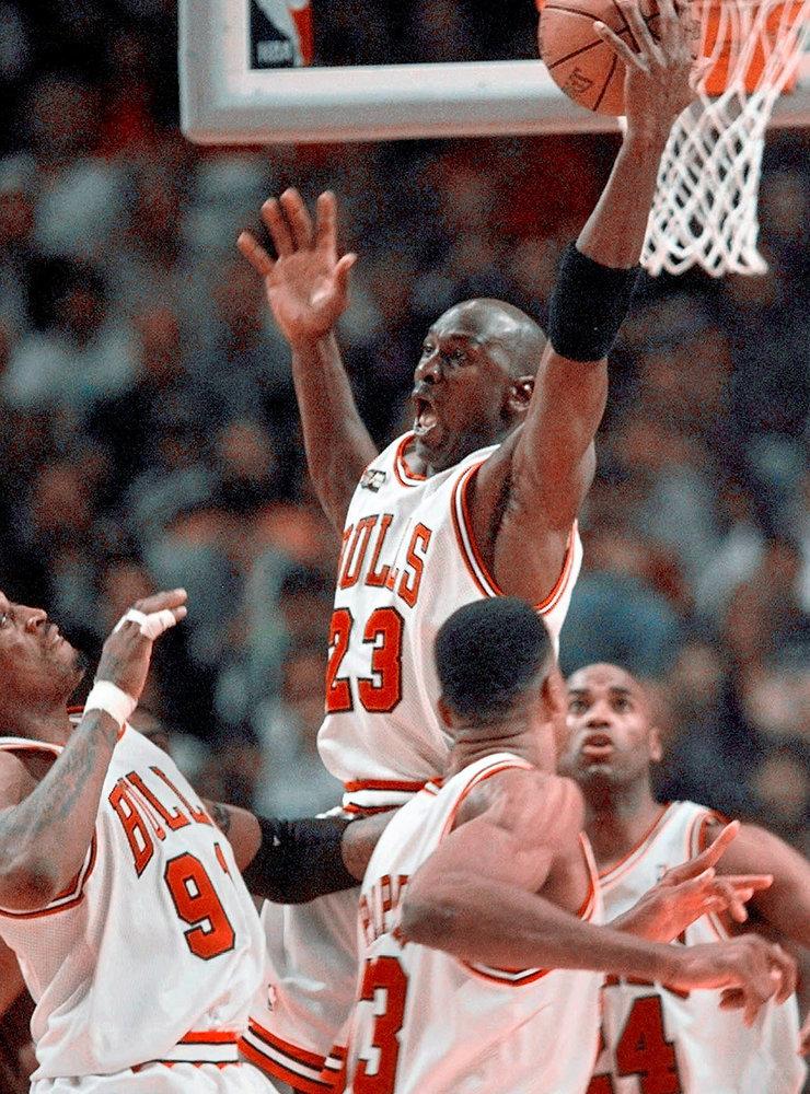 Michael Jordan vann sex NBA-titlar med Chicago Bulls åren 1991–1998. Här tar han en retur mot Utah Jazz i finalen 1998 ovanför sina lagkamrater Dennis Rodman, Scottie Pippen och Scott Burrell.