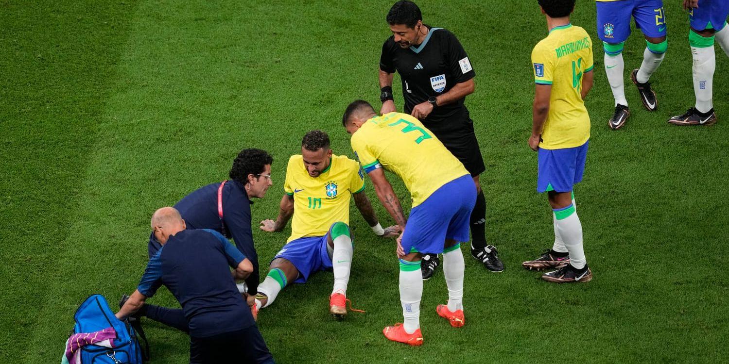 Oro i Brasilien efter att Neymar tycks ha skadat sig mot Serbien.