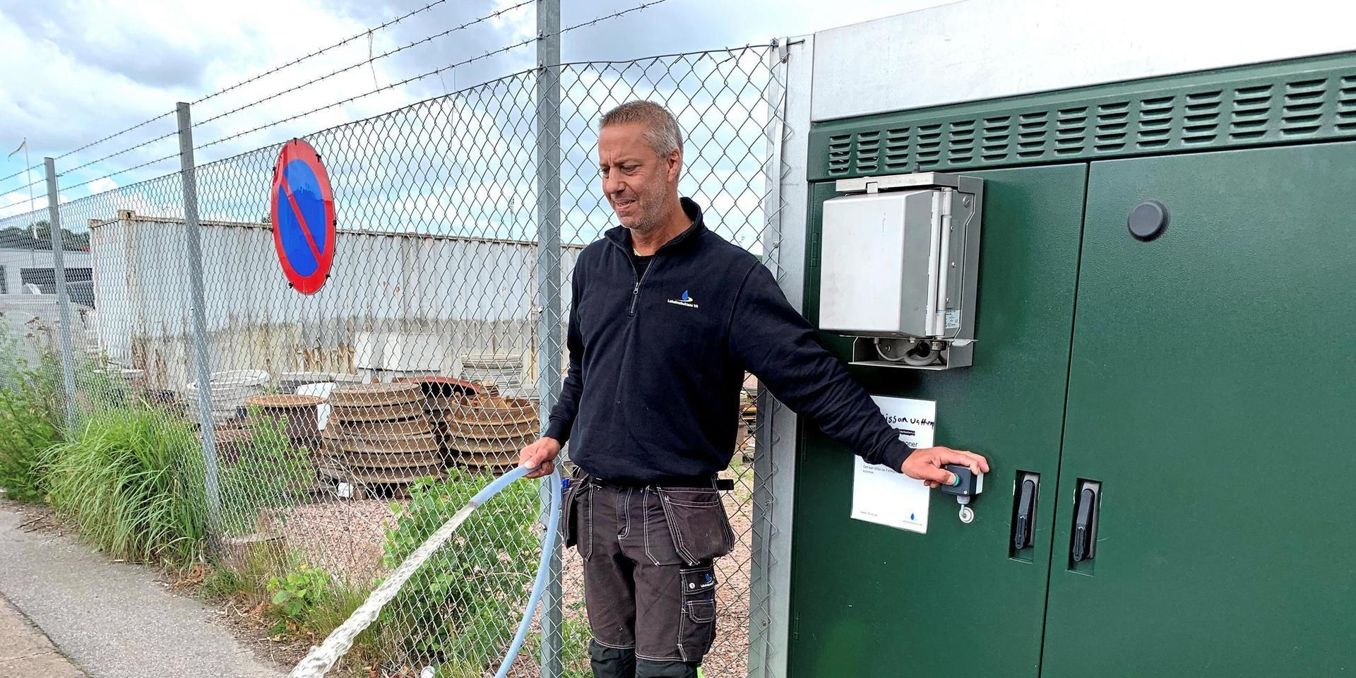 På tre vattentankstationer i Halmstad och Laholm kan privatpersoner nu hämta alternativ till dricksvatten för att exempelvis vattna i trädgården. Pierre Lundström, drifttekniker på LBVA, kollar att allt fungerar som det ska på tankstationen på Karl Ifvarssons gata i Halmstad.