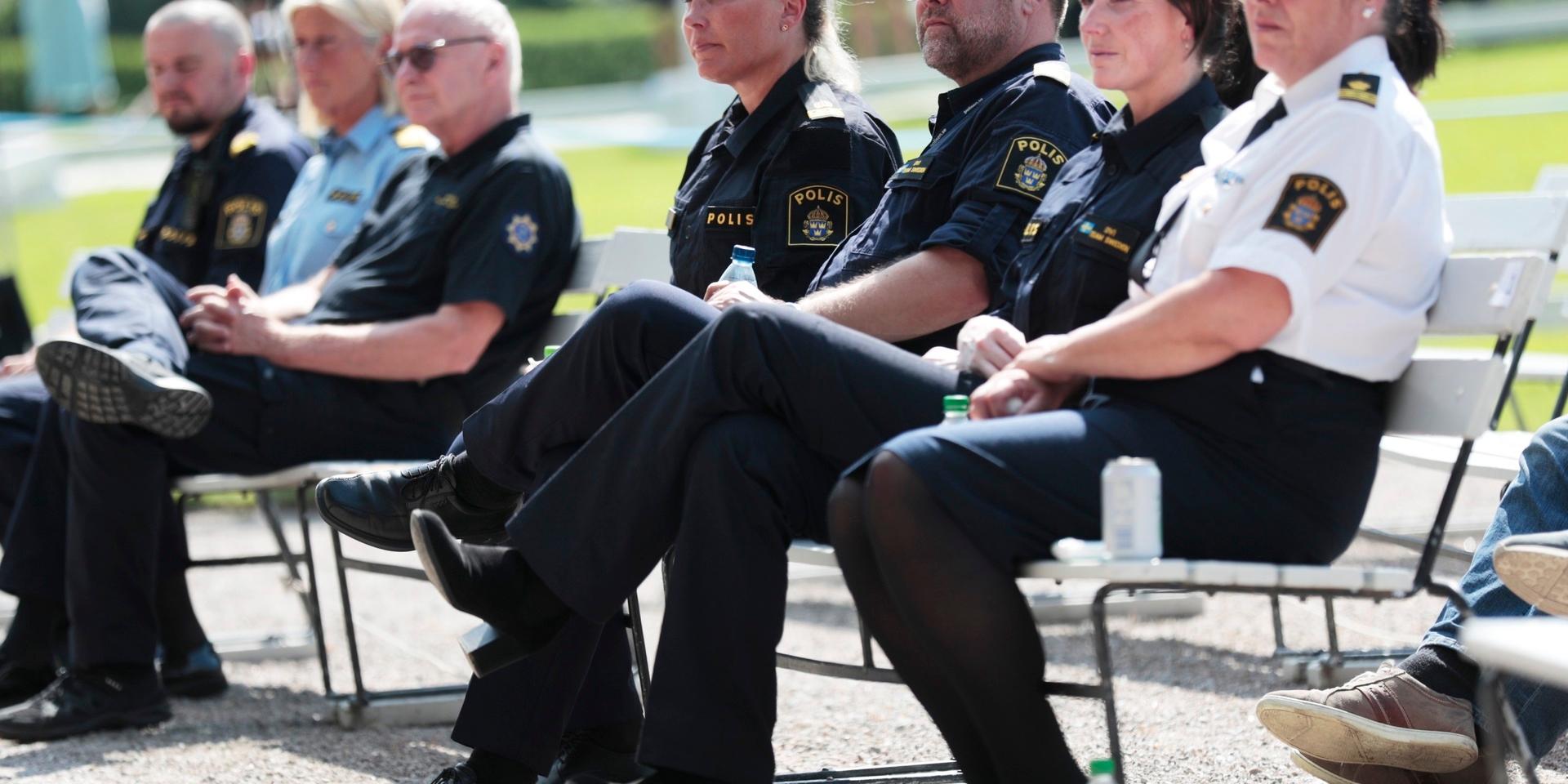 Poliser vid minnesstunden för offren i flygolyckan i Örebro.