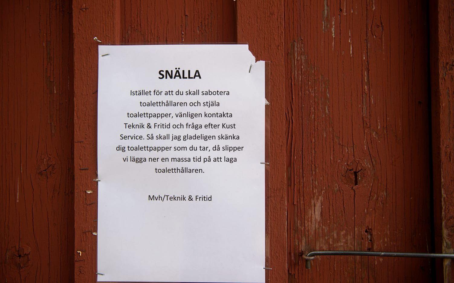 Snälla sluta stjäl och sabotera – så ska jag gladeligen skänka dig toapapper. Så står det på en skylt på bland annat utedasset i Grötvik. Bild: Lina Salomonsson