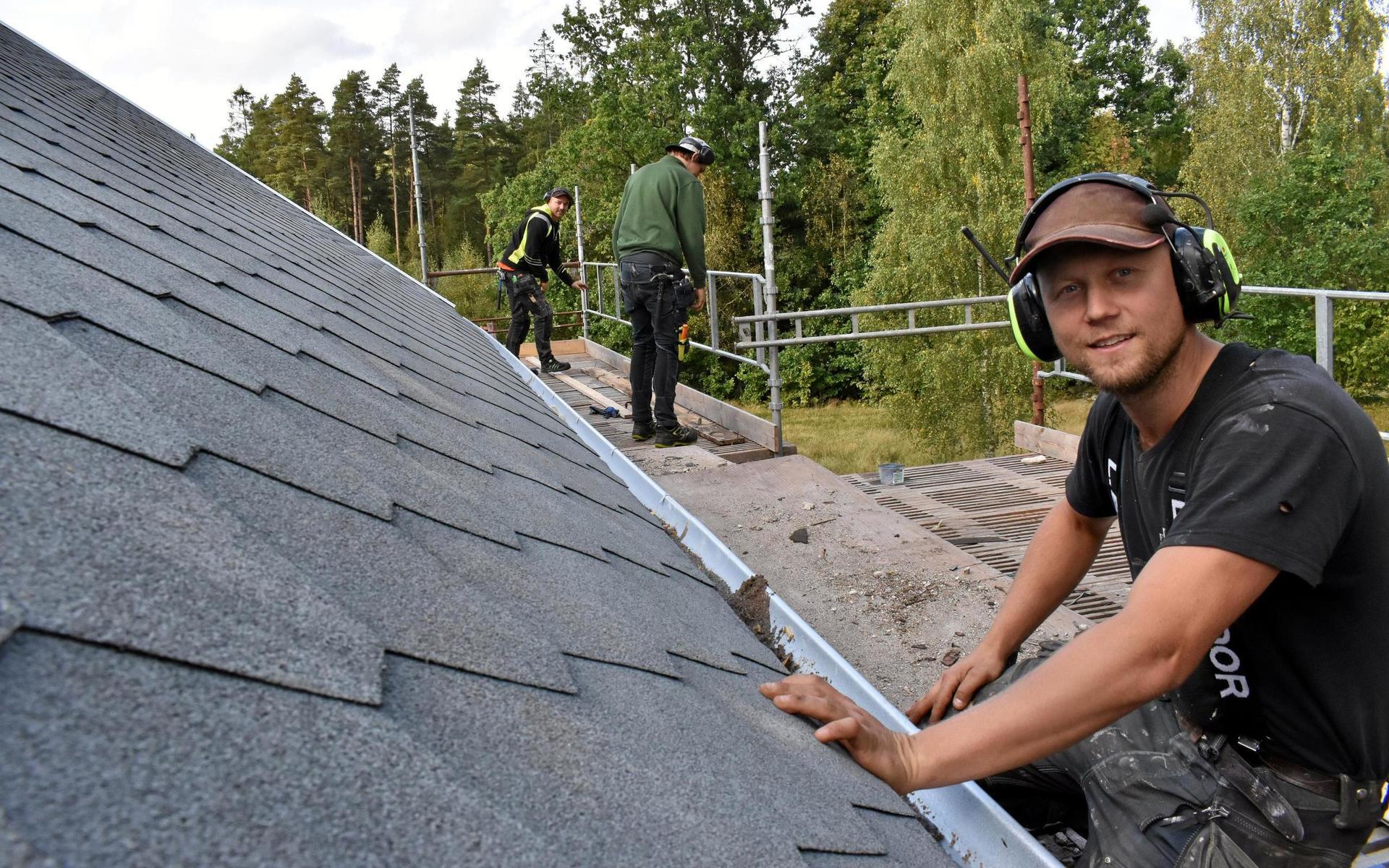 Slätteryds skola håller på att rustas upp. Snickaren Andreas Bernhardt granskar det nylagda pappklädseln till taket och medan Niels Suhr och Noel Palmqvist börjar montera ned ställningarna mot taket.