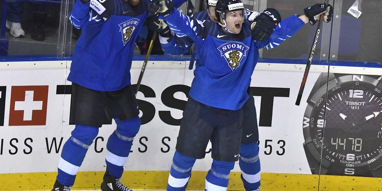 Jani Hakanpää, Sakari Manninen och Harri Pesonen jublar efter segern mot Sverige. Nu laddar de finländska spelarna om inför lördagens semifinal mot Ryssland.
