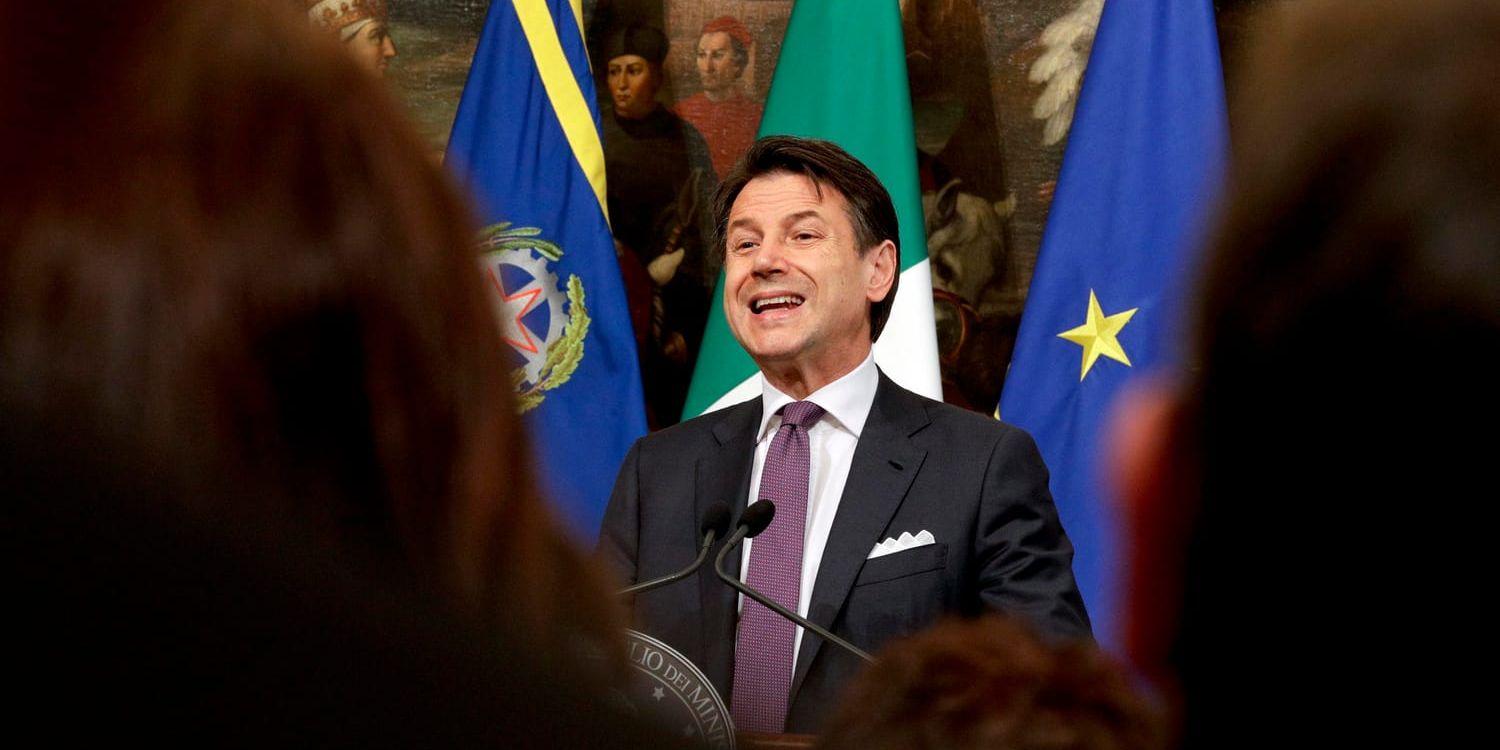 Italiens premiärminister Giuseppe Conte vid presskonferensen i Palazzo Chigi.