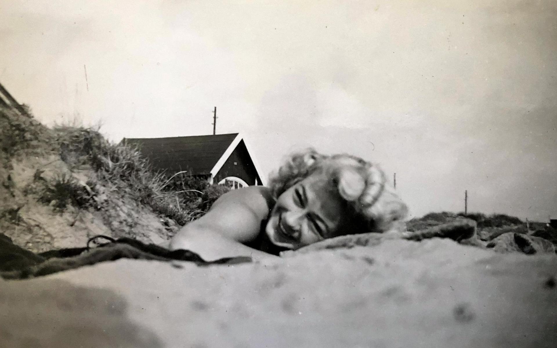 Sonja i sanddynerna i sitt älskade Tylösand.