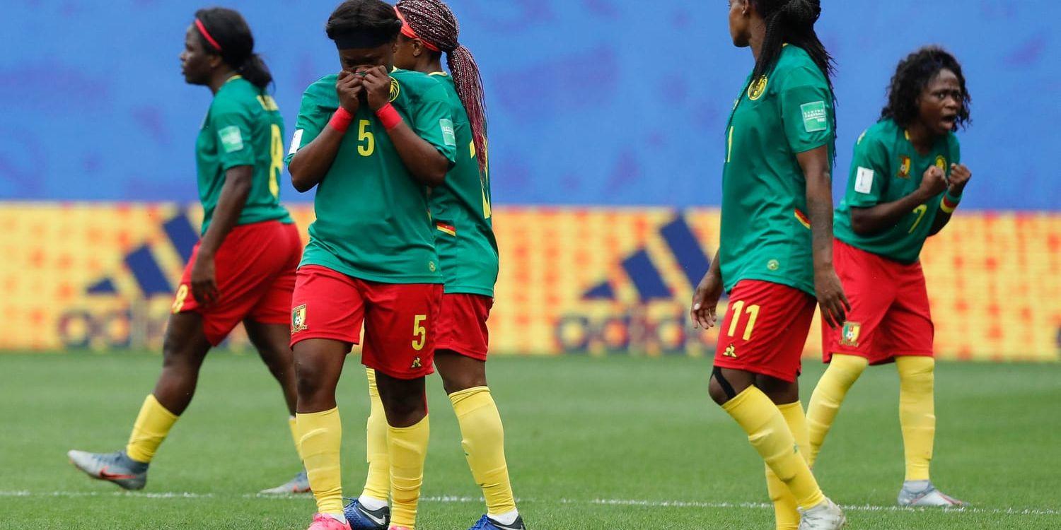 Kamerun deppar efter ett bortdömt mål i åttondelsfinalen mot England.