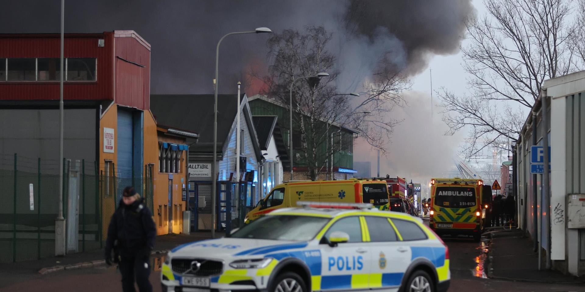 En större lagerlokal vid industriområdet Ringön på Hisingen i Göteborg brinner. Rökutvecklingen är kraftig.
