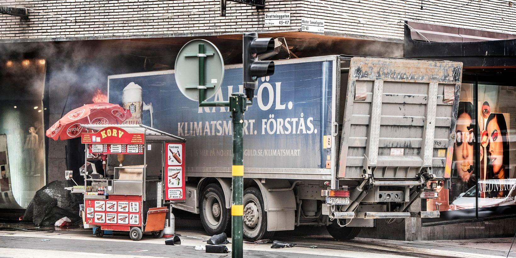 Sveriges kommuner får råd om hur de kan försvåra fordonsattacker. Bild från dådet i Stockholm förra året. Arkivbild.