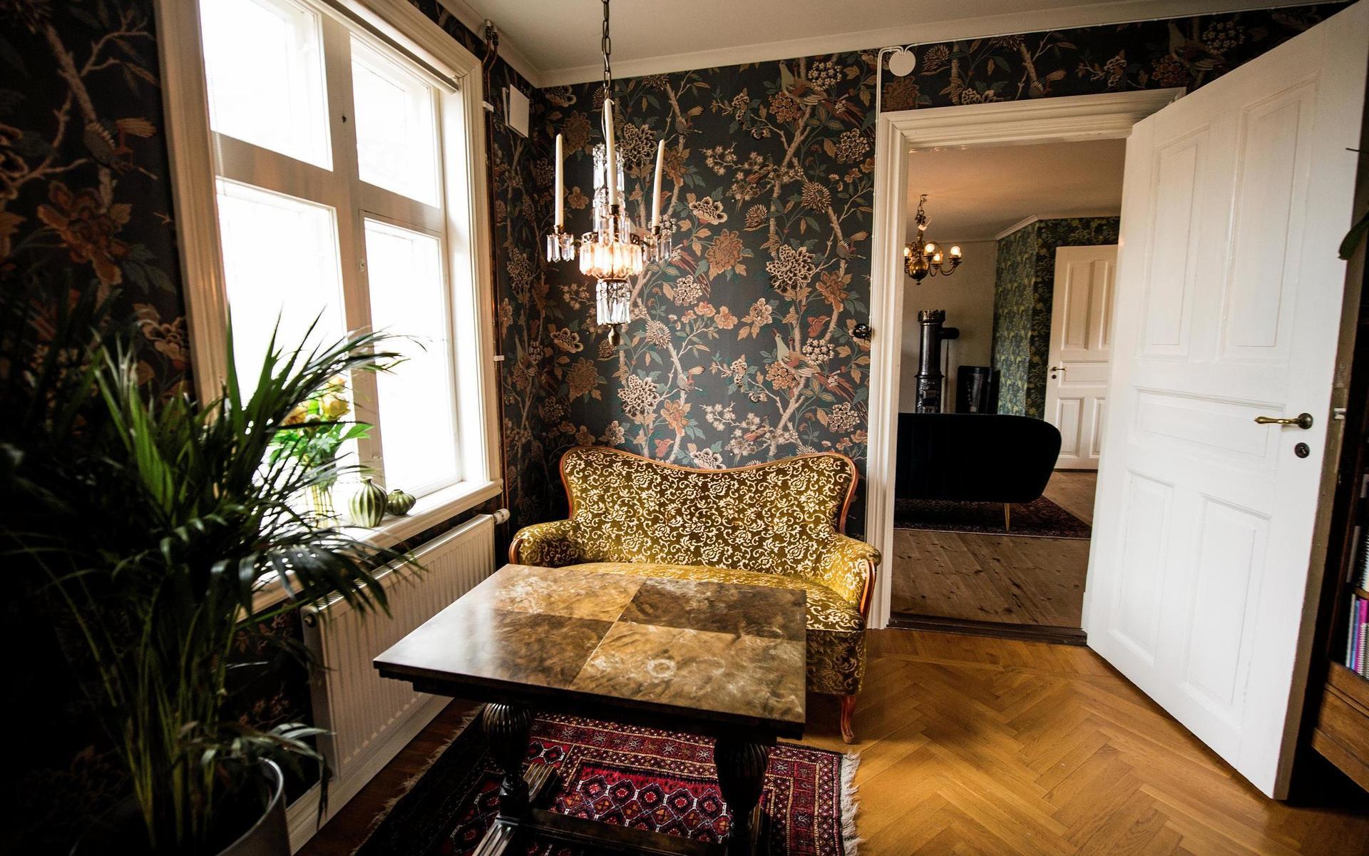 Flytten från Göteborg till Slöinge innebar en helt ny stil för familjen. Från det minimalistiska och moderna till ett hus fyllt med loppisfynd och second hand. 