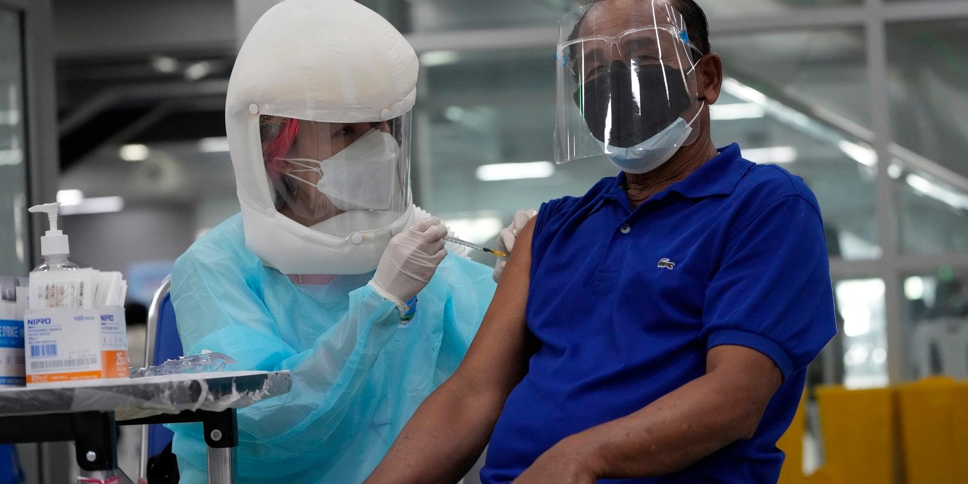 En man får en dos av Astra Zenecas vaccin mot covid-19 i Thailands huvudstad Bangkok.