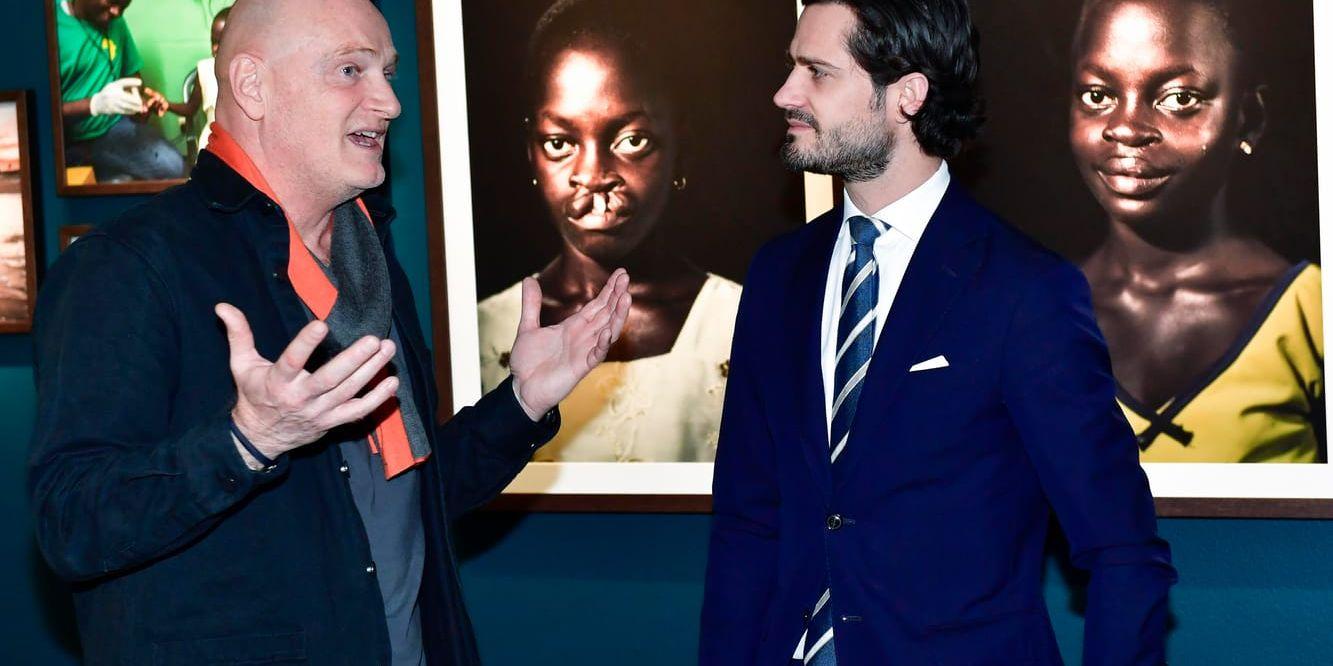 Fotografen Jörgen Hildebrandt och prins Carl Philip i samspråk under invigningen av utställningen "Smile – and the rest will follow" på Fotografiska i Stockholm.