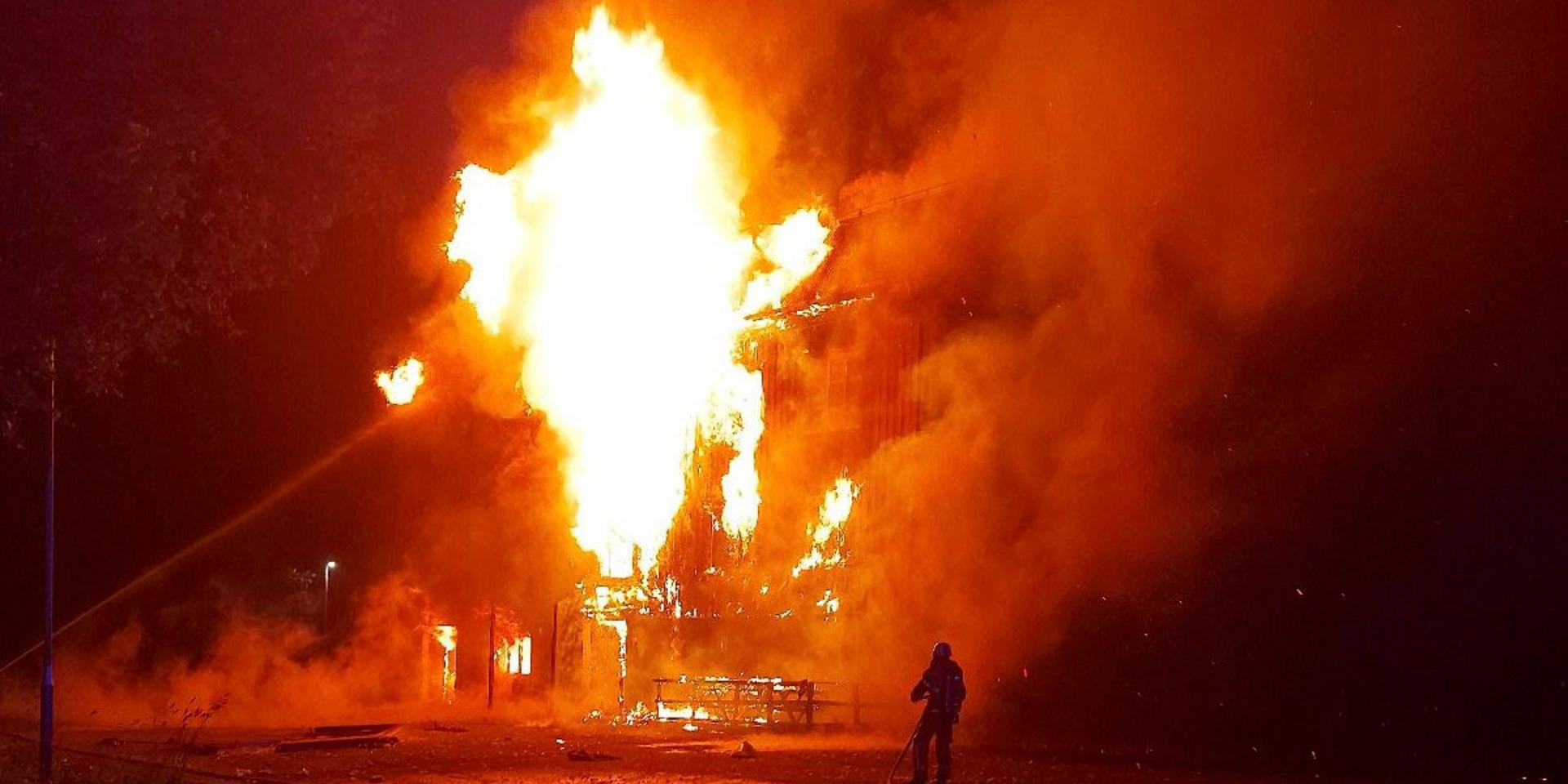 Folkets hus i Mörsil mellan Åre och Östersund totalförstördes vid en brand natten till fredagen. Byggnaden var helt övertänd när räddningstjänsten anlände.