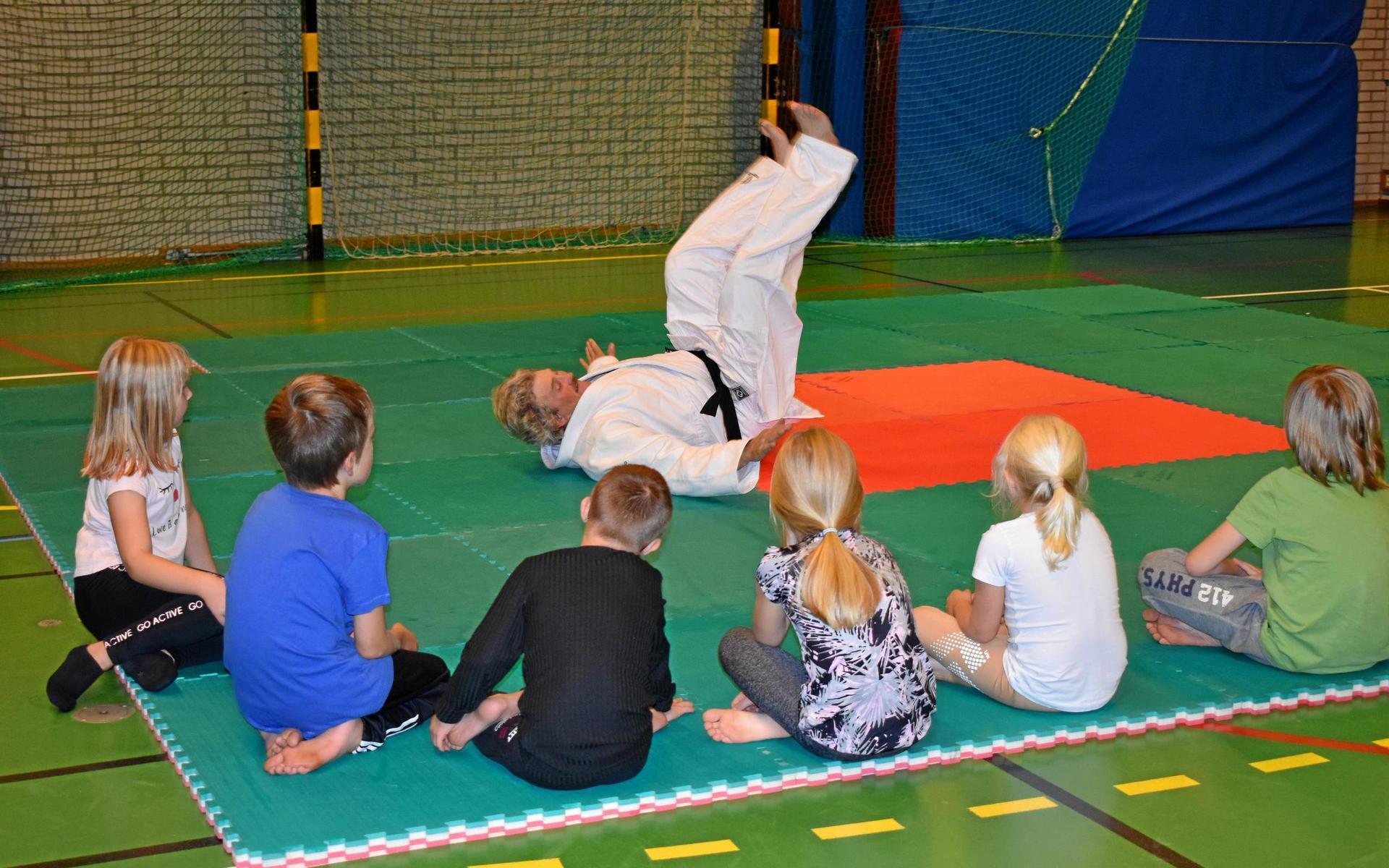 Träning med judoklubben i Torup i höstas. ”Jag har alltid gillat att lära ut, oavsett om det handlar om trolleri eller kampsport”, säger Christer.