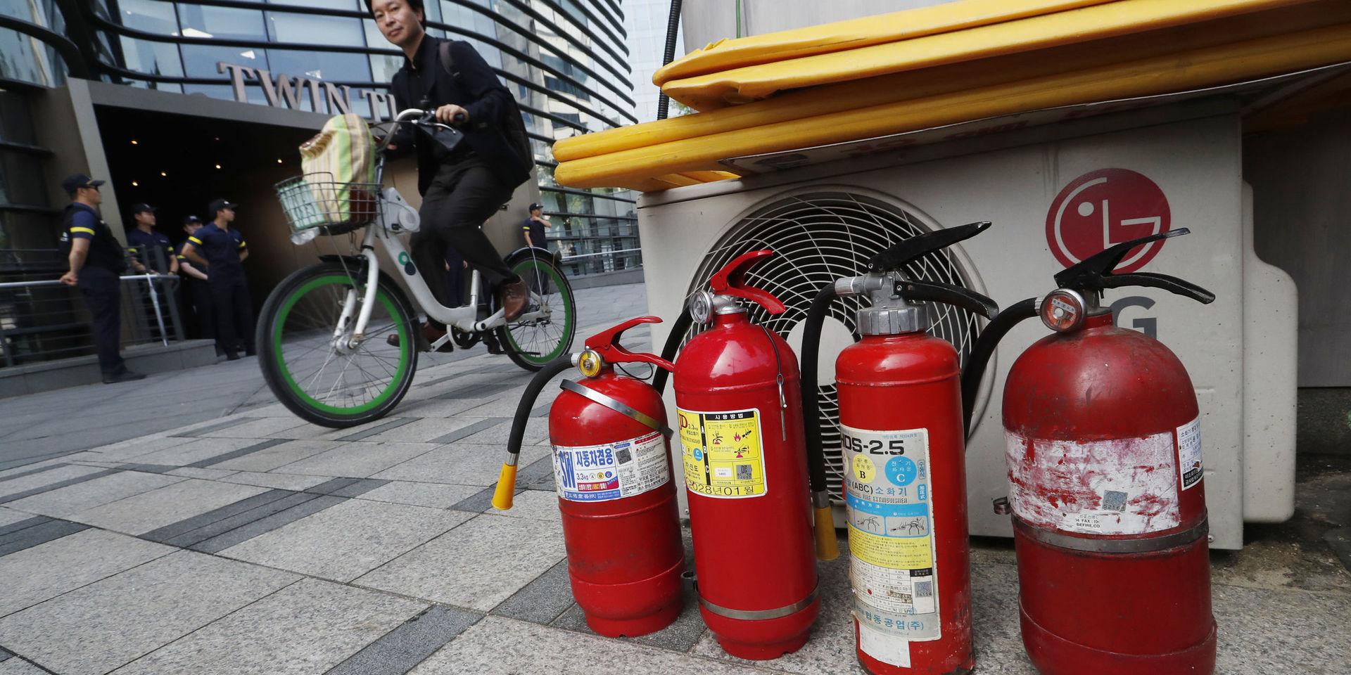 Brandsläckare nära den japanska ambassaden i Seoul efter att en man tänt eld på sig själv. 
