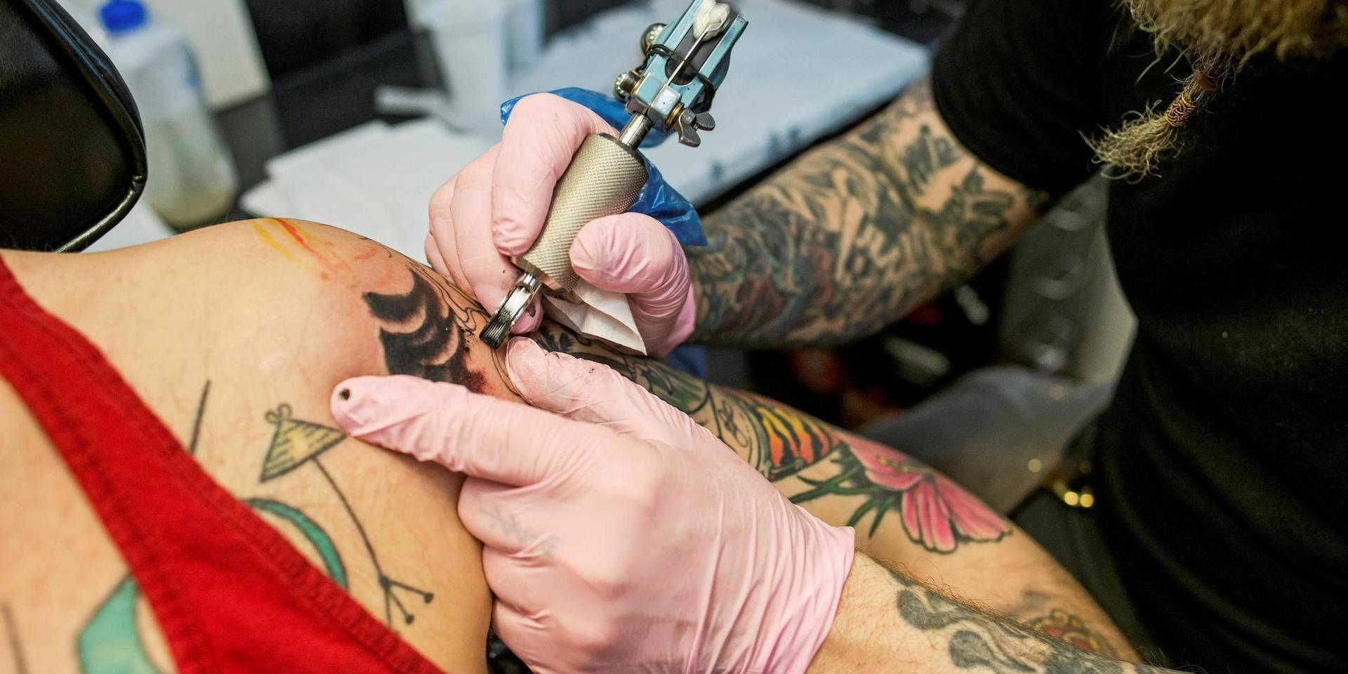 Läsåret 2021/2022 tillkommer fler lärlingsutbildningar på gymnasieskolan. Ett alternativ är tatuerare som erbjuds inom ramen för inriktningen Övriga hantverk.