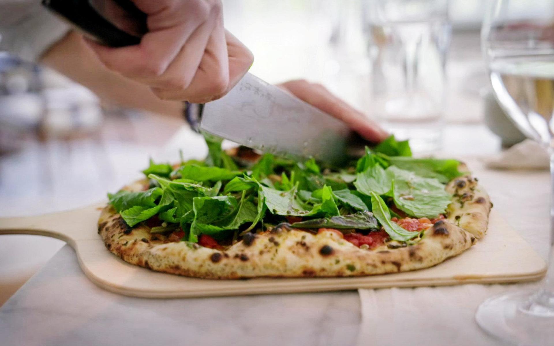 Paul Svensson har vilda örter och dipsås i den pizza som ställs mot falkenbergaren Besmir Balajs napolitanska Margherita.