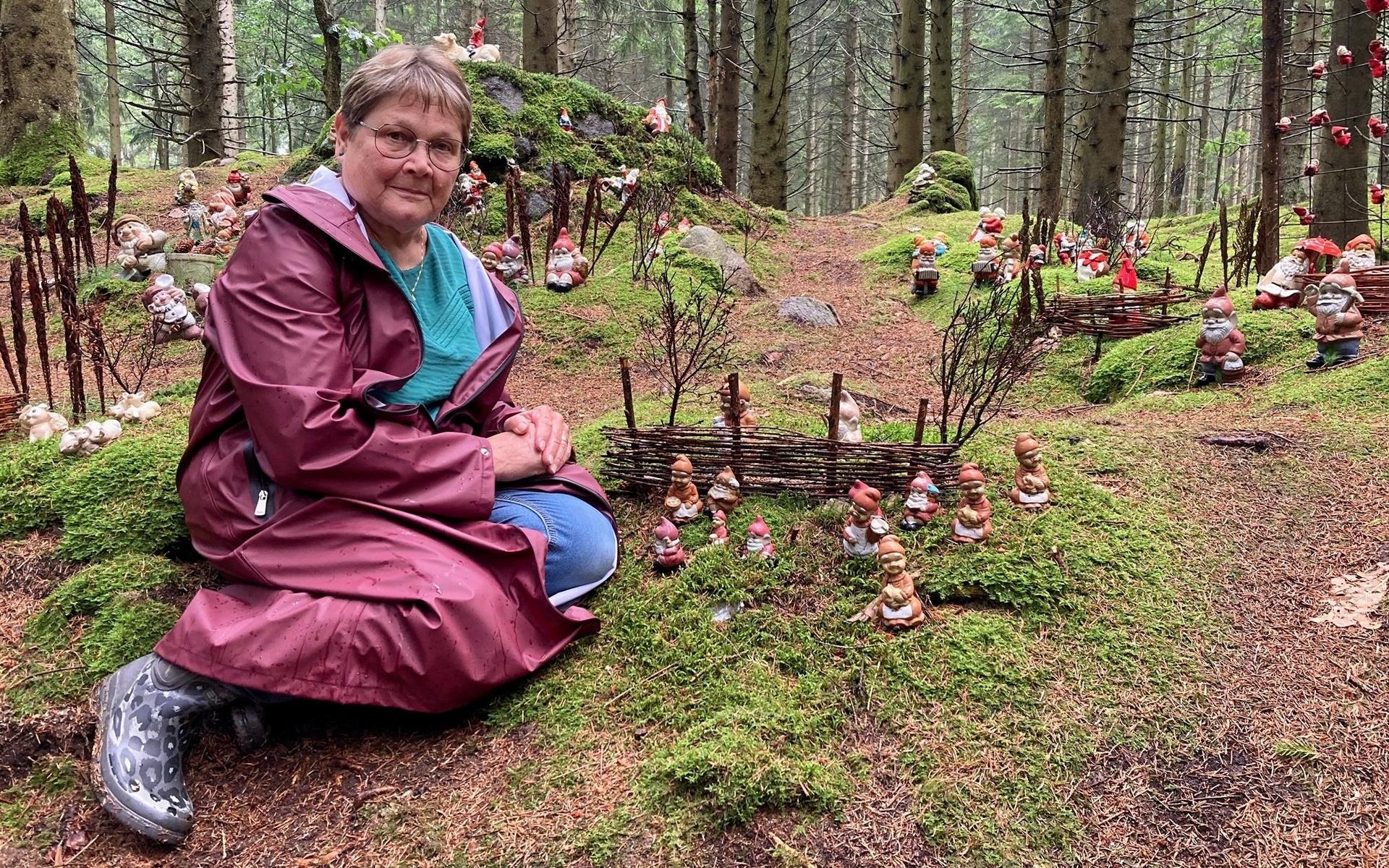 Det började med tre troll för att väcka besökarnas nyfikenhet. I dag har Ann-Christine Gustavsson tusentals små figurer utplacerade på sin skogspromenad Trollrundan i Fågelsång utanför Våxtorp.