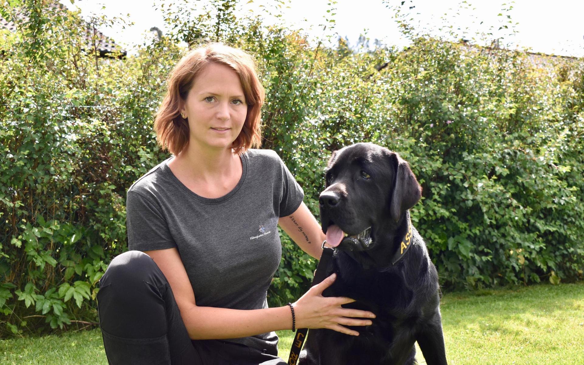 Ida Anderssons tillsammans med servicehunden Hero.