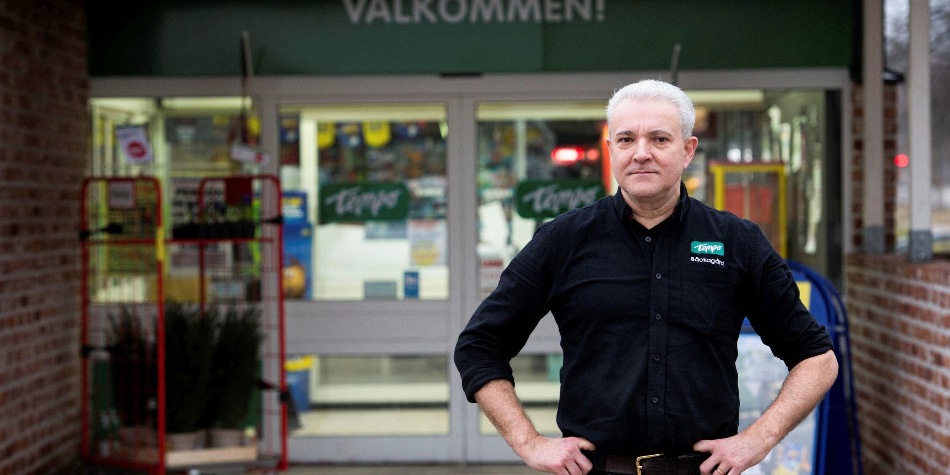 Lars Söderblom Svensson driver närbutiken Tempo i Bäckagård. När kommunen skulle stänga av vägen till butiken i fyra månader trodde han på konkurs. Men nu har kommunen planerat om.
