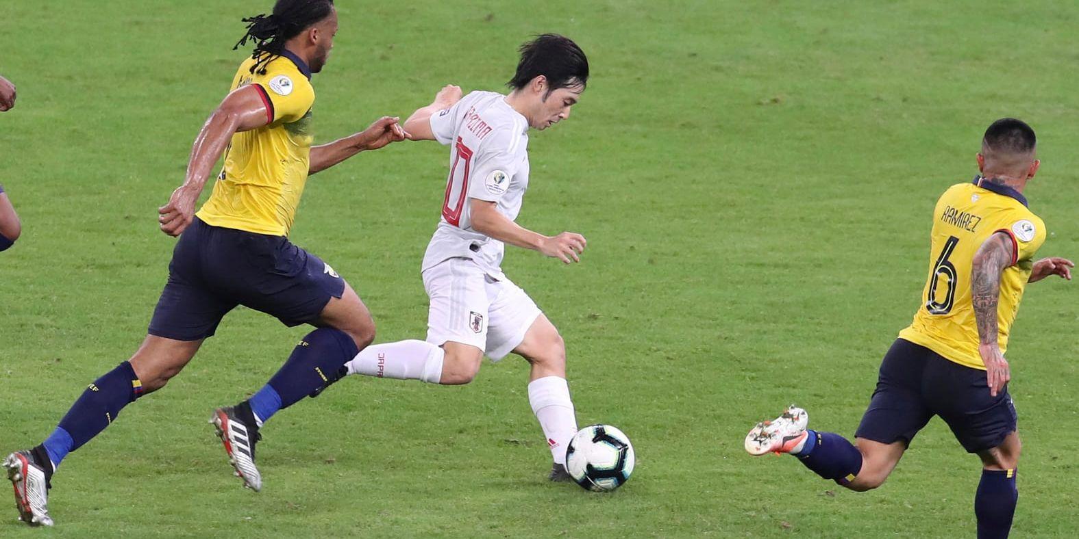 Japans Shoya Nakajima försöker komma igenom mot Ecuador. Han gjorde landets mål i matchen, men det räckte inte till avancemang.