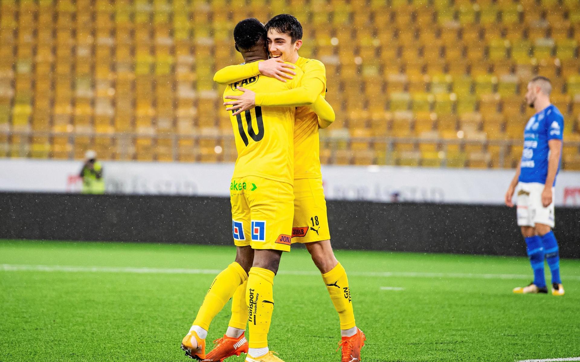 Emil Tot Wikström gratuleras av Sadat Karim efter 1–0-målet.