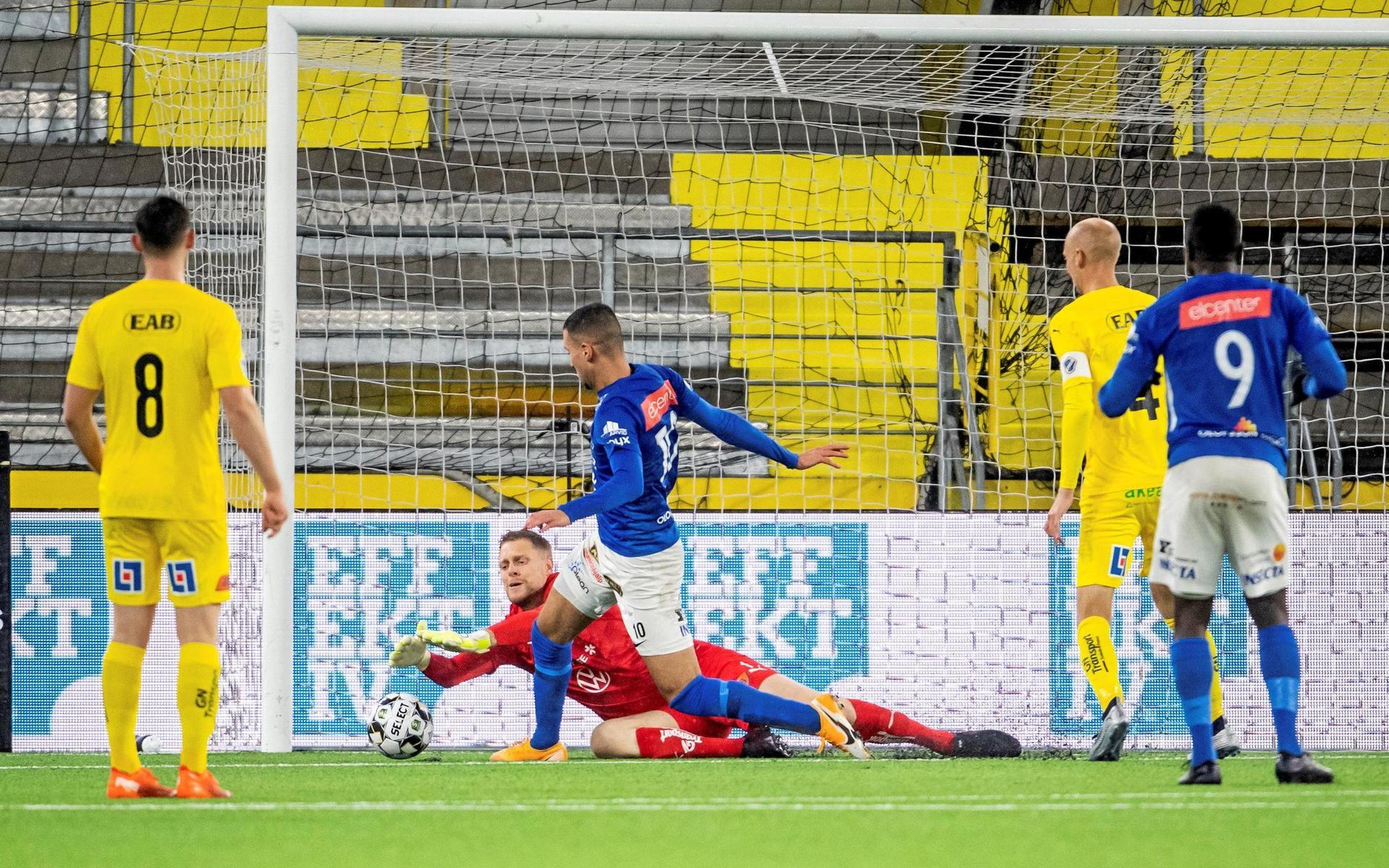 Malkolm Nilsson Säfqvist i HBK:s mål under press.