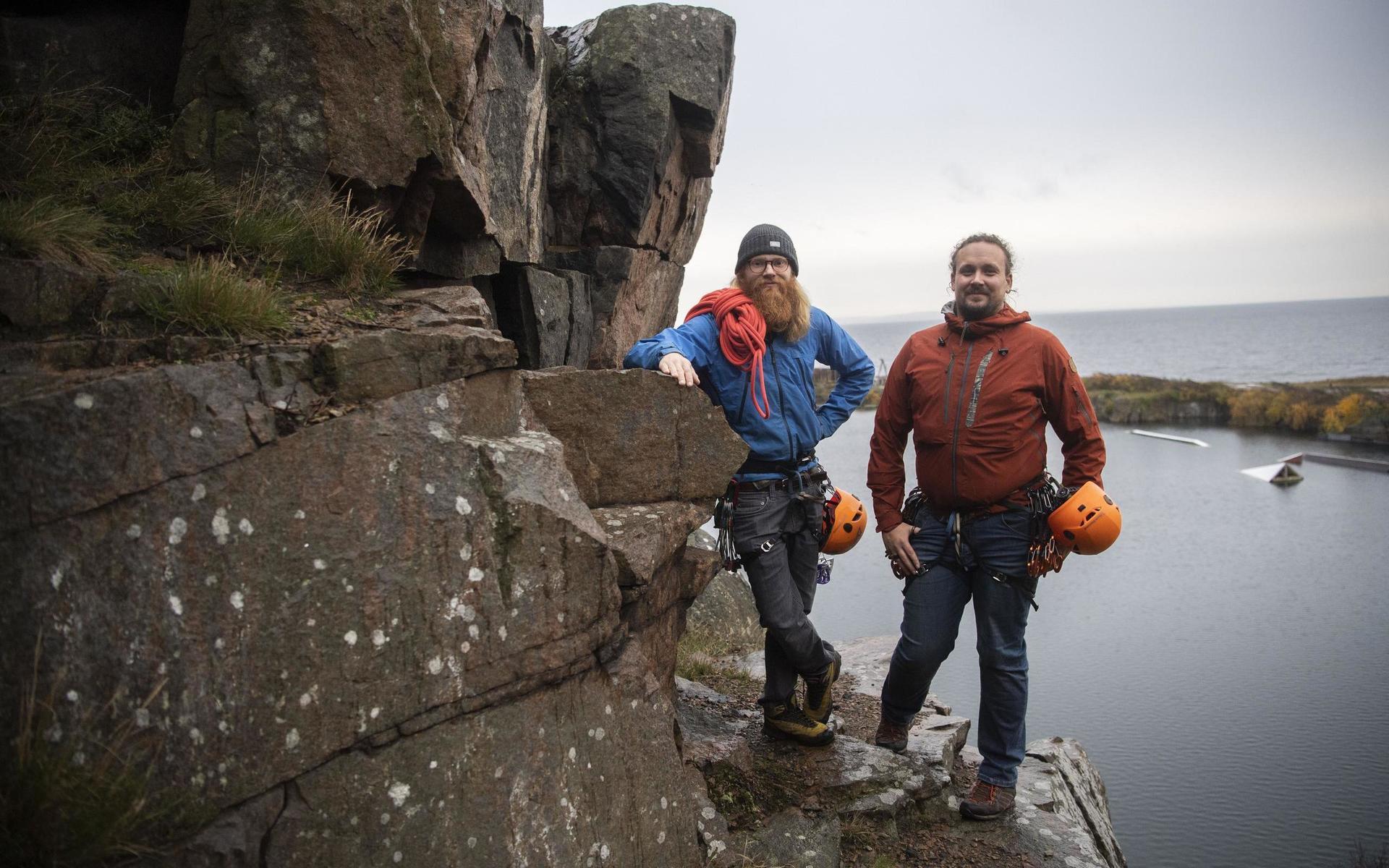 Vännerna Joakim Tunje och Jacob Wacander har tagit fram en guide för klättring i södra Halland.  Grötvik är kanske en av de kändaste – men långtifrån den enda platsen. I boken finns 15 tips på repklippor och cirka 25 om boulderområden. 