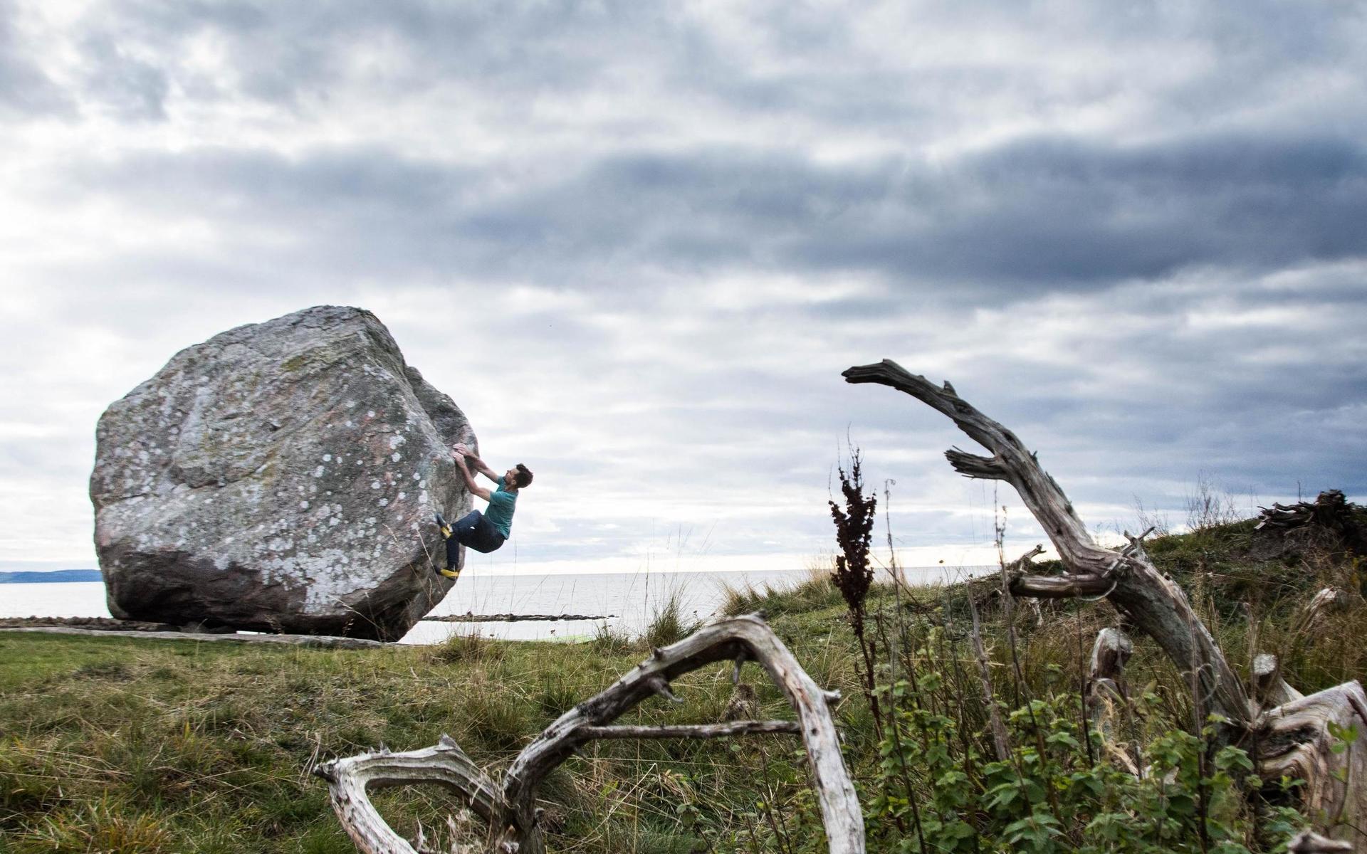 I boken finns information om cirka 25 platser för så kallad bouldering. Joakim Tunjes foto av vännen Robin Lindell visar hur det går till. Bilden är tagen vid Slyngestenen utanför Laxvik.