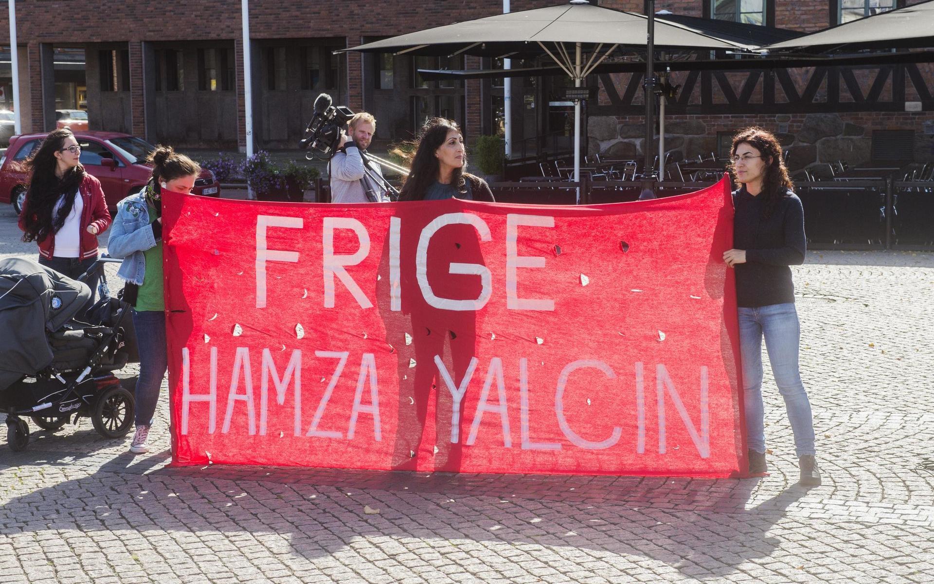 När Hamza Yalcin 2017 satt fängslad i Spanien var det demonstrationer på Stora torg för att uppmärksamma hans fall.