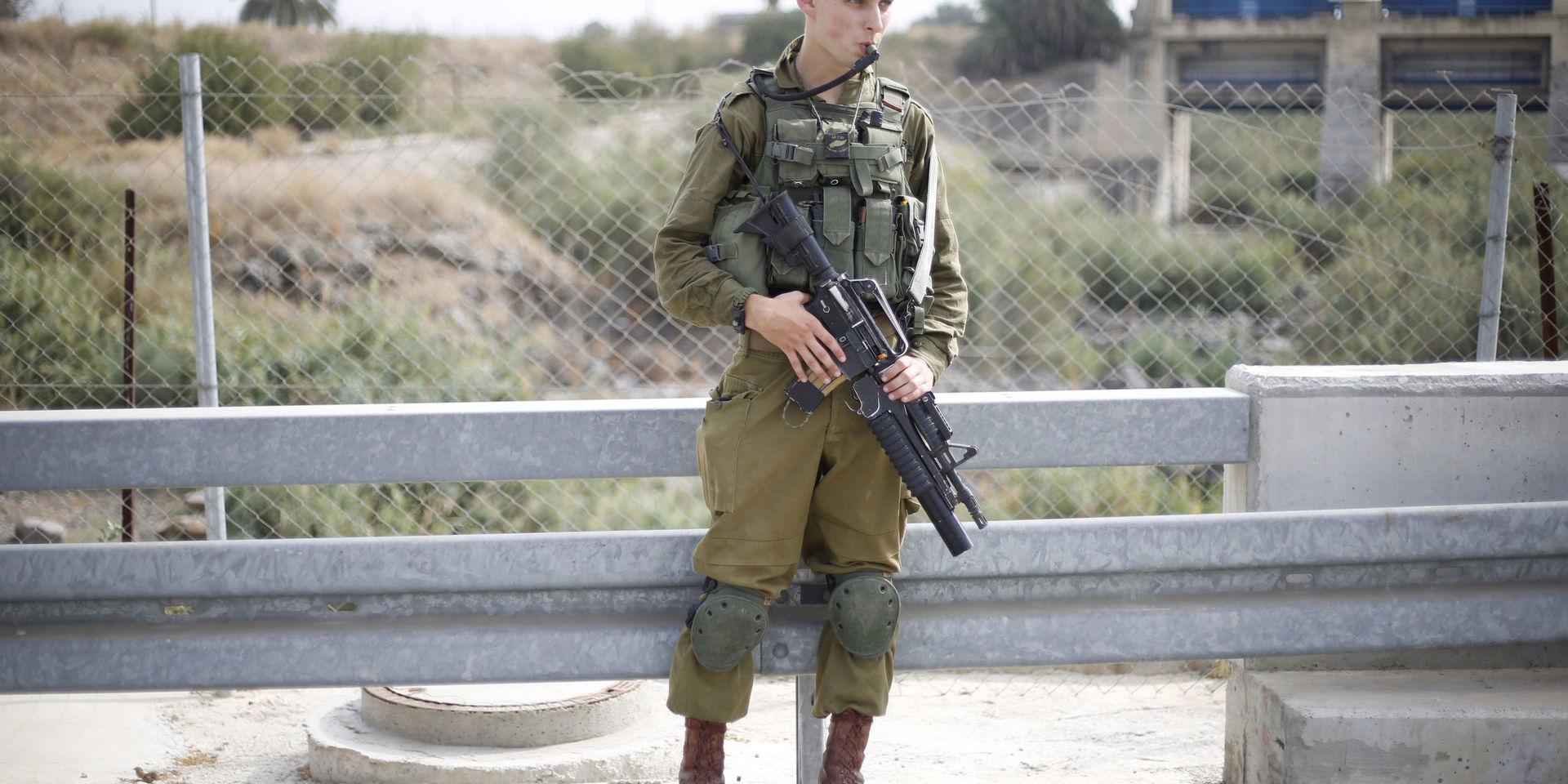 En israelisk soldat, på en gränsbro till Jordanien, i Jordandalen. Arkivbild.