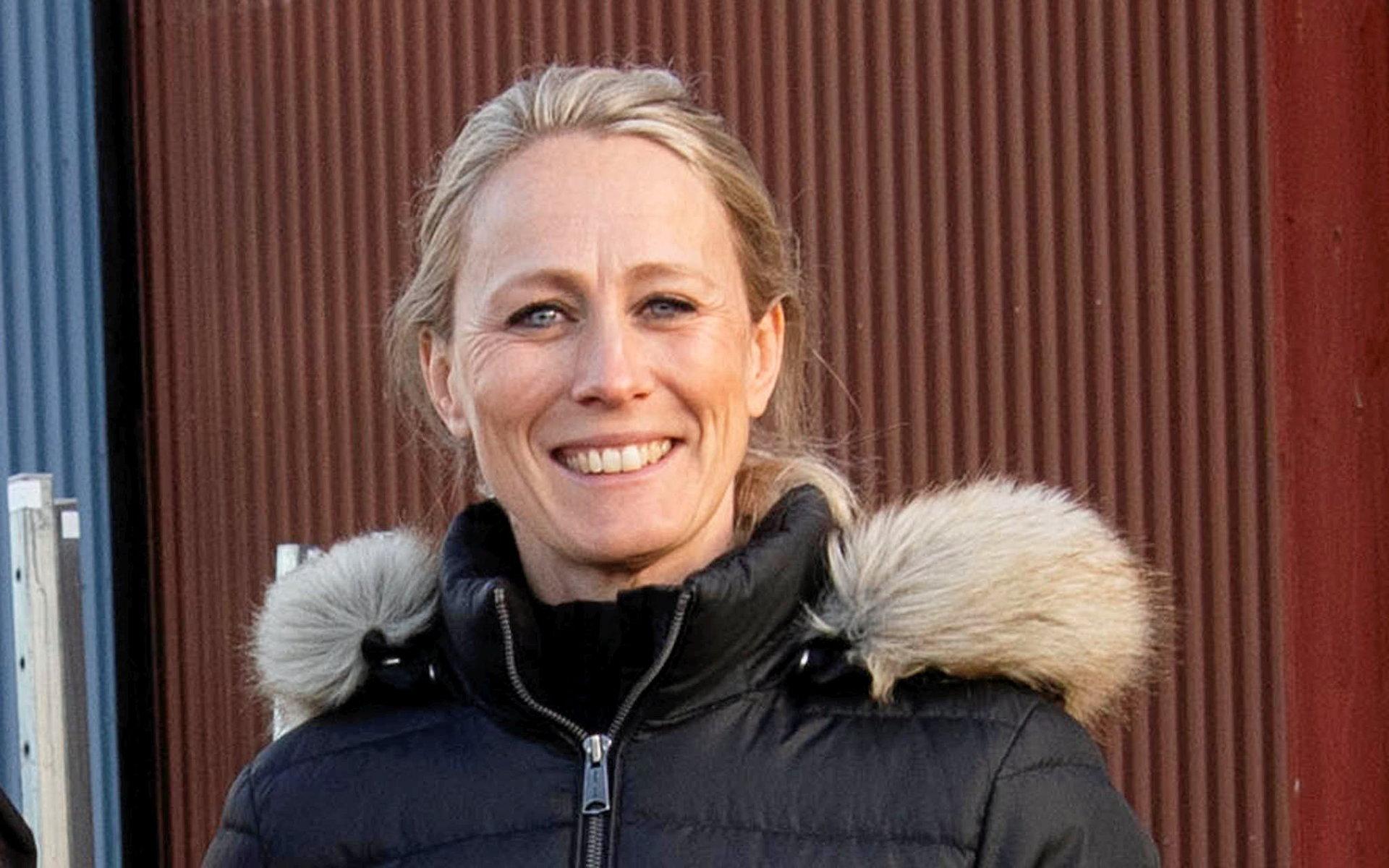 Angelica Bellborg Abrahamsson svingar ordförandeklubban i Harplinge Ridklubb.