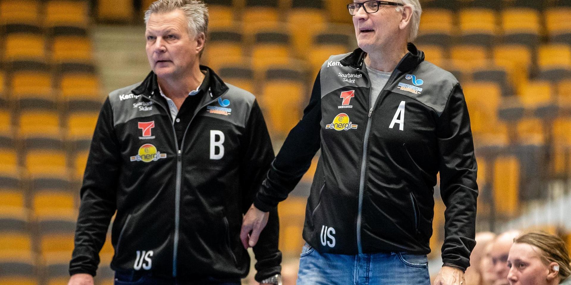 Ulf Sivertsson (till vänster) har sedan i oktober varit assisterande tränare till Ulf Schefvert (till höger) i Kristianstad HK i damligan SHE. Nästa säsong byter de båda ex-drottarna positioner – Schefvert tar ett kliv tillbaka och Sivertsson är klar som ny chefstränare.