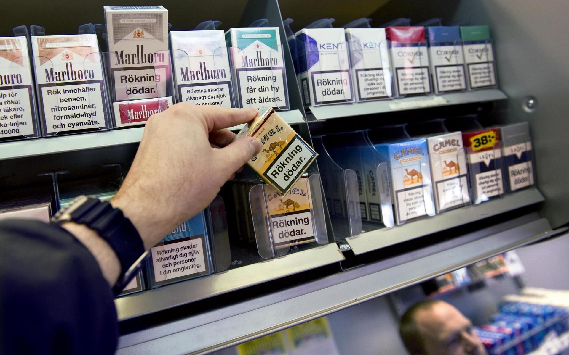 Ica Torghallen på Stortorget i Laholm får inte tillstånd att sälja tobaksvaror. Bolaget har inte skött sina skatter och avgifter.
