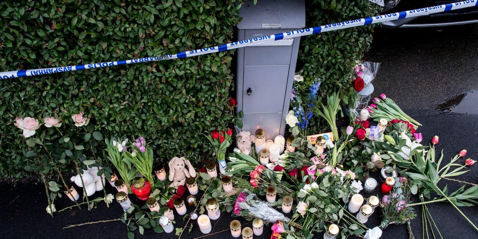 Blommor och ljus utanför polisens avspärrningsband kring villan i Bjärred. Arkivbild.