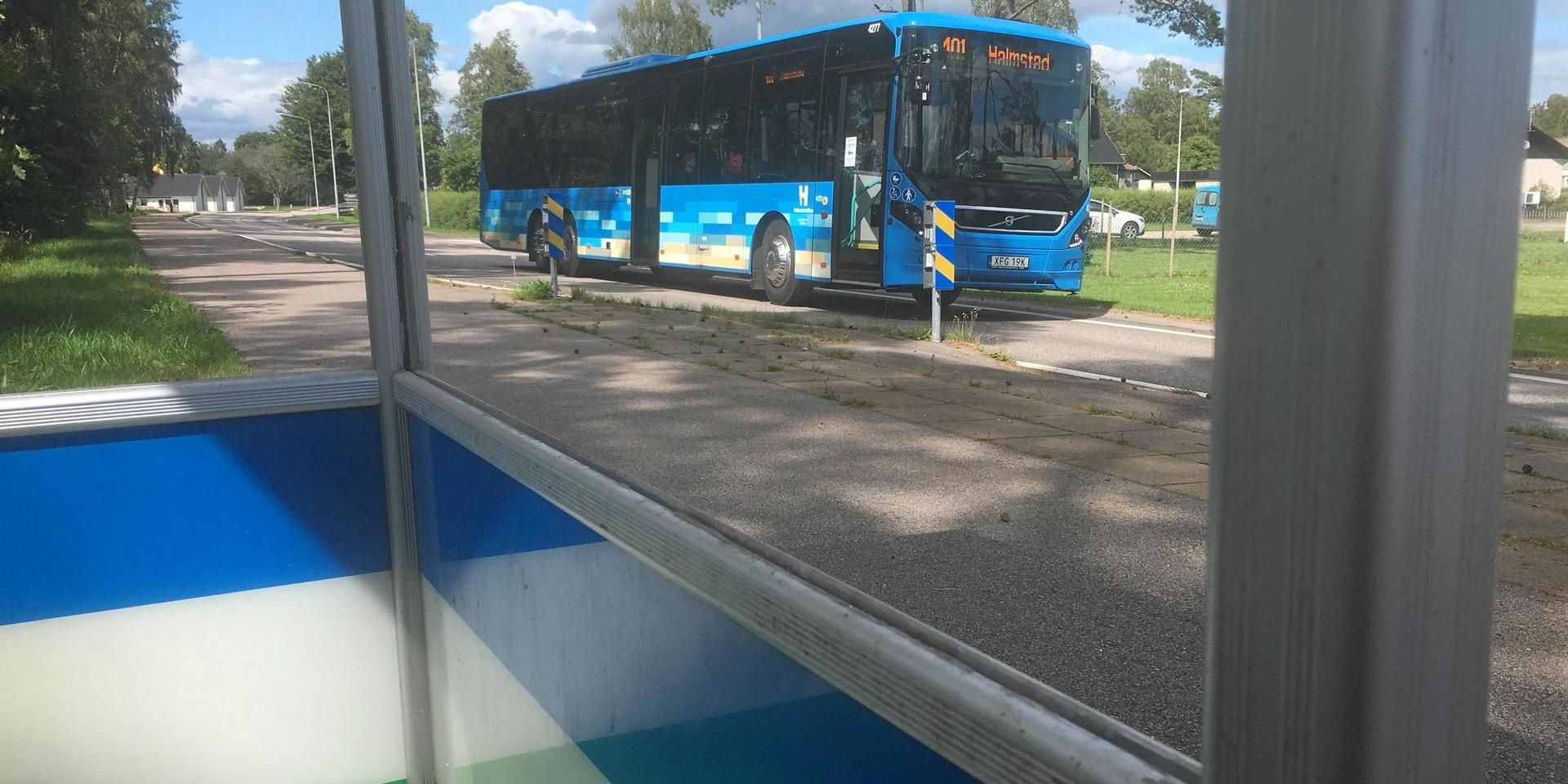 Busskuren vid Aspvägen i Torup, med utslagna rutor.