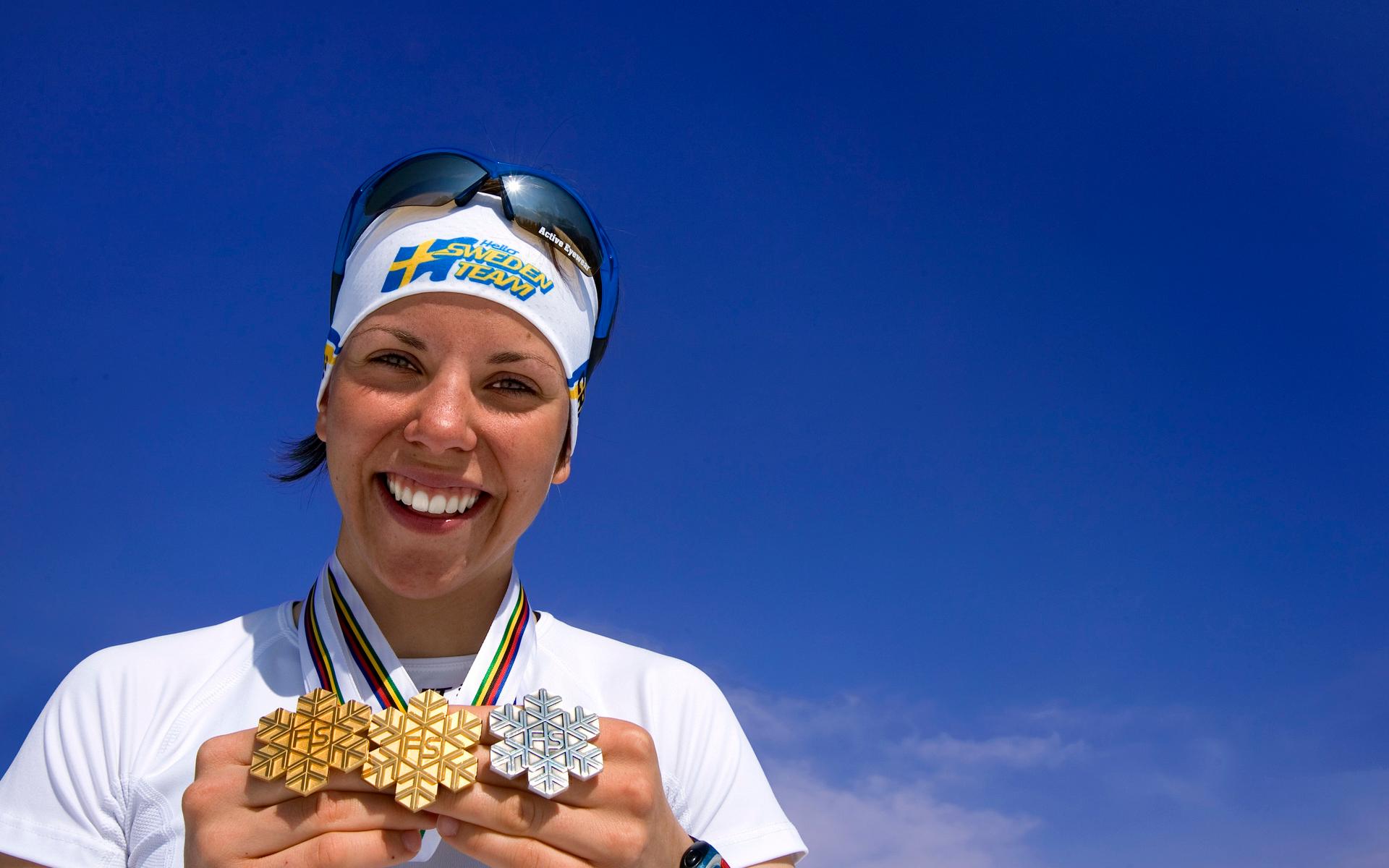 Redan som junior var Charlotte Kalla, som är född i lilla Tärendö i Pajala kommun, framstående. I februari 2006 tog hon sitt första guld i junior-VM. Hon vann skiathlon på 10 kilometer. Ett år senare tog hon dubbla guld och dubbla silver vid junior-VM i Tarvisio. Här syns hon visa upp sina tre individuella medaljer från mästerskapet 2007. 