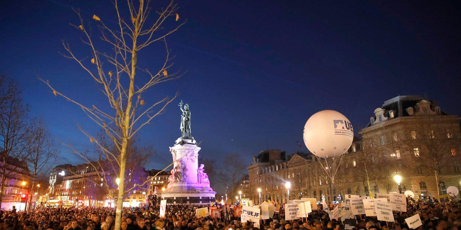 Tusentals människor demonstrerade på Place de la République i centrala Paris på tisdagskvällen mot antisemitismen i Frankrike.