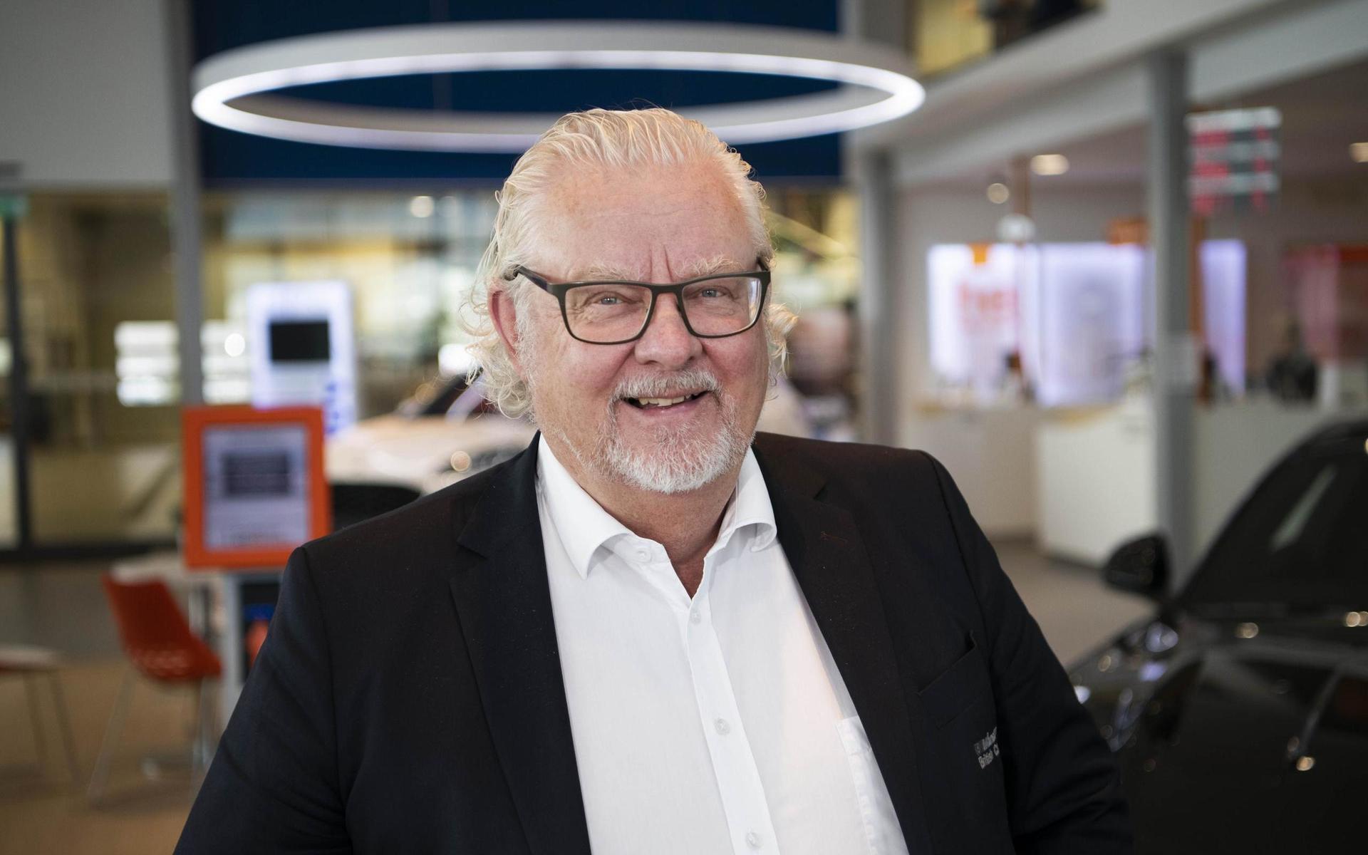 ”Jag har precis klivit över 60-strecket och känner att åldern lite grand tar ut sin rätt i den föränderliga värld som är inom bilhandeln i dag,” säger Clas Månsson, vd för Bil-Månsson. 