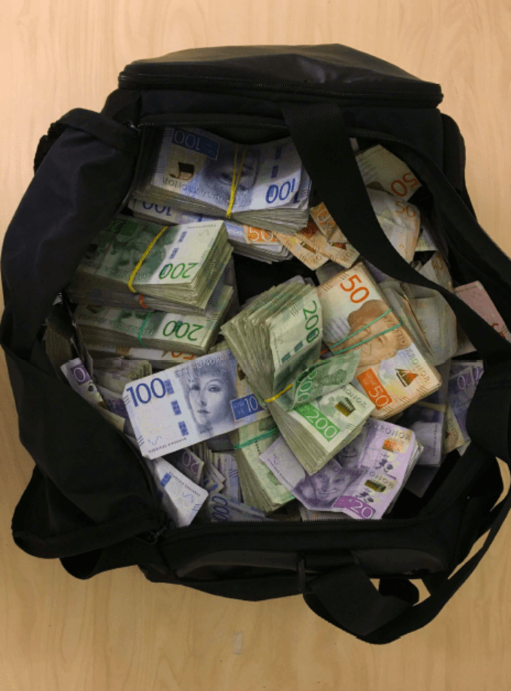 En av väskorna med kontanter från rånet.