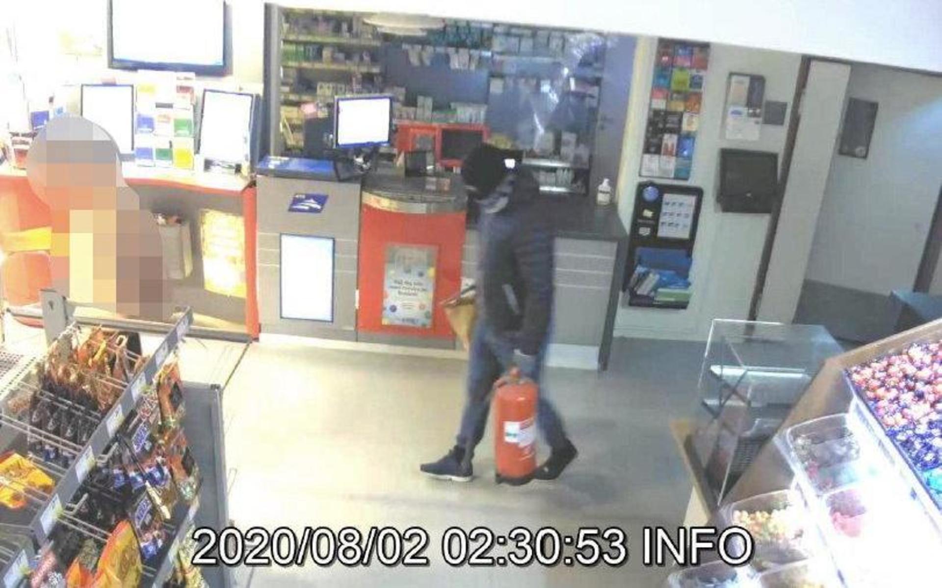 De dramatiska bilderna från butikens övervakningskamera ingår i polisens omfattande förundersökning om rånet. Nu har en 31-årig laholmare åtalats för grovt rån.