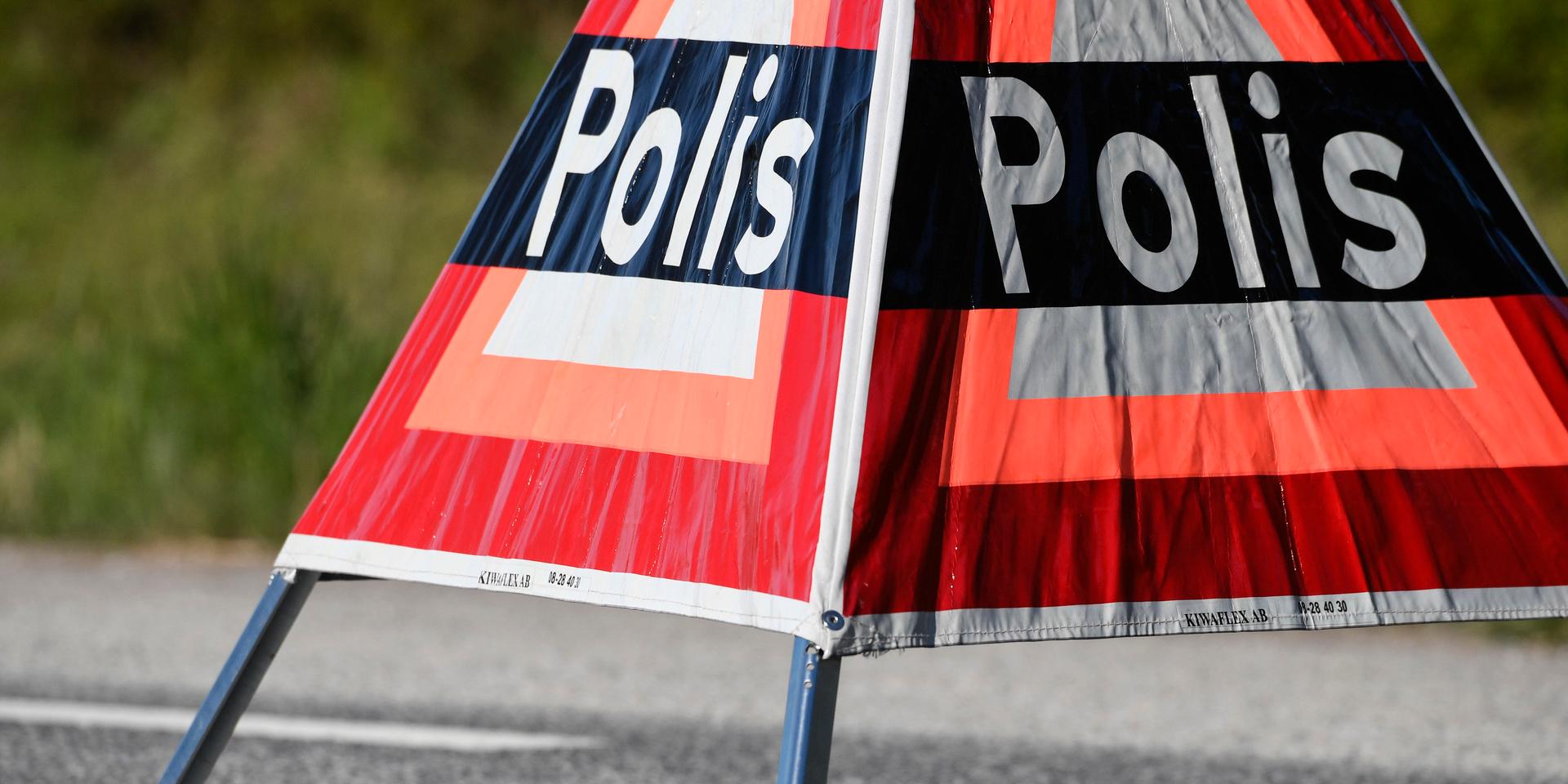 Trafikolyckan inträffade på Lagavägen i Laholm. Den misstänkte föraren var kraftigt berusad och saknade körkort.