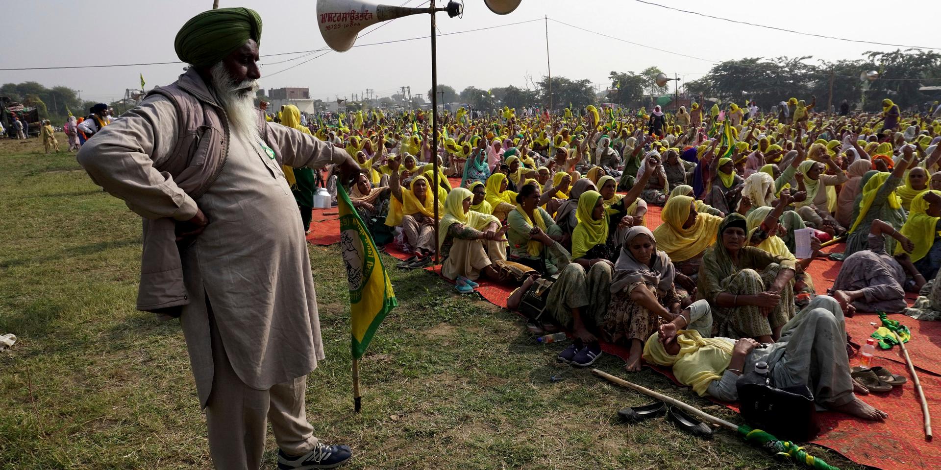 Protesterande bönder i utkanten av New Delhi, fotograferade i fredags.