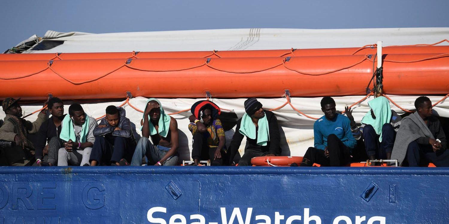 Migranter väntar ombord på Sea Watch 3 utanför Siciliens kust.